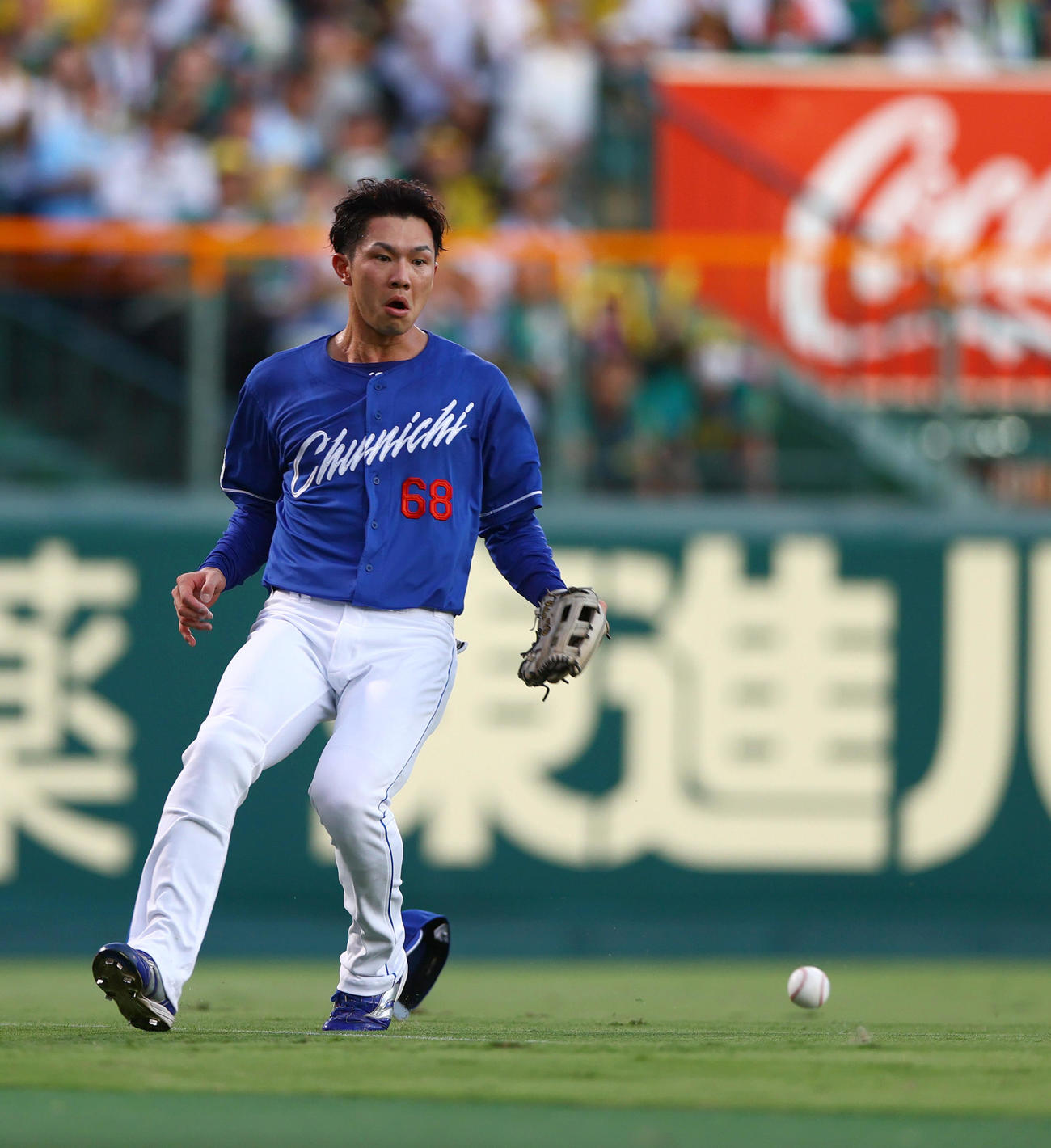 阪神対中日　3回裏阪神2死満塁左翼手福永は、前川の飛球を追うが左前2点適時打となる（撮影・上山淳一）