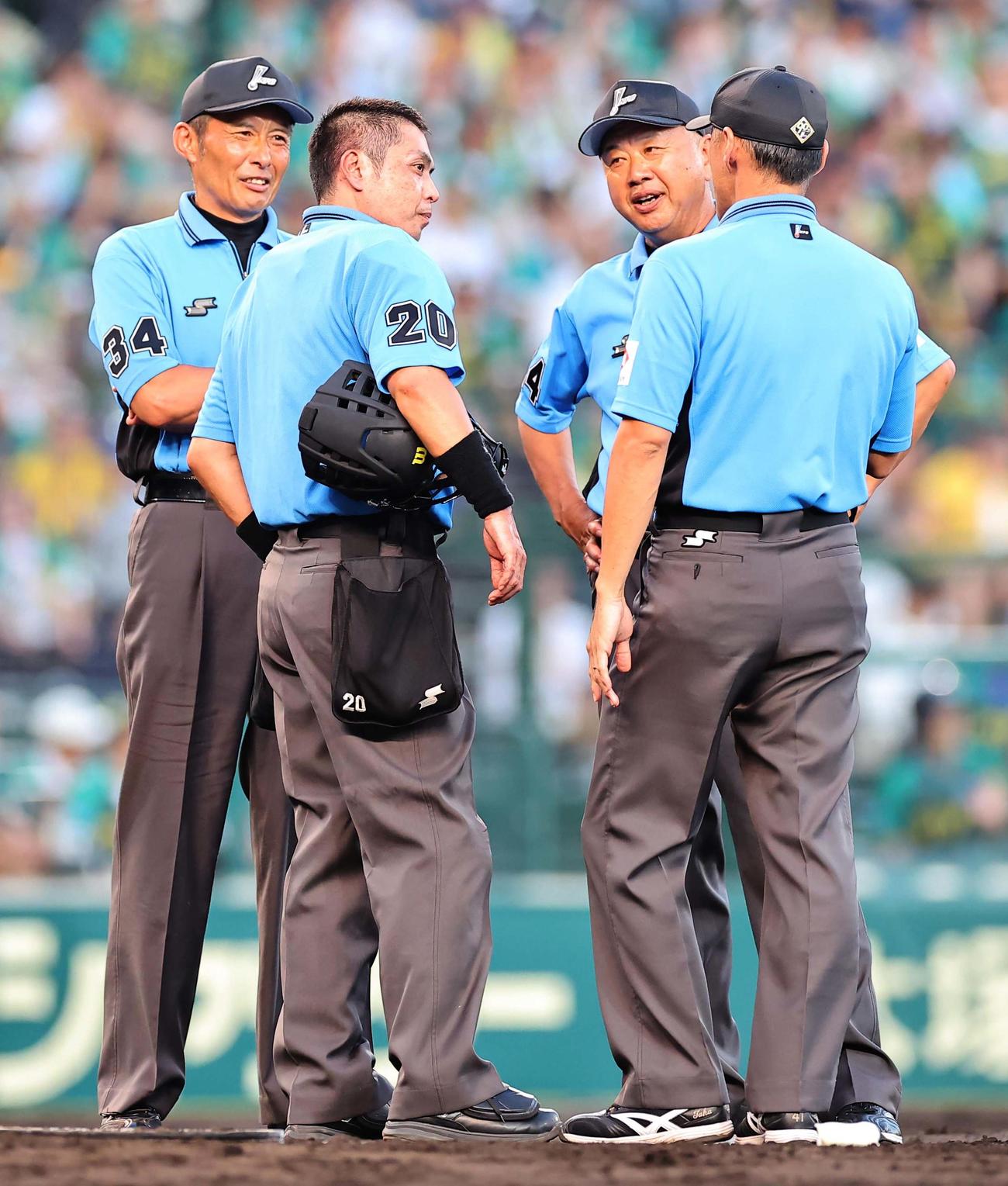 阪神対中日　3回裏阪神2死満塁、立浪監督のリクエストの要求について協議する審判団（撮影・上田博志）