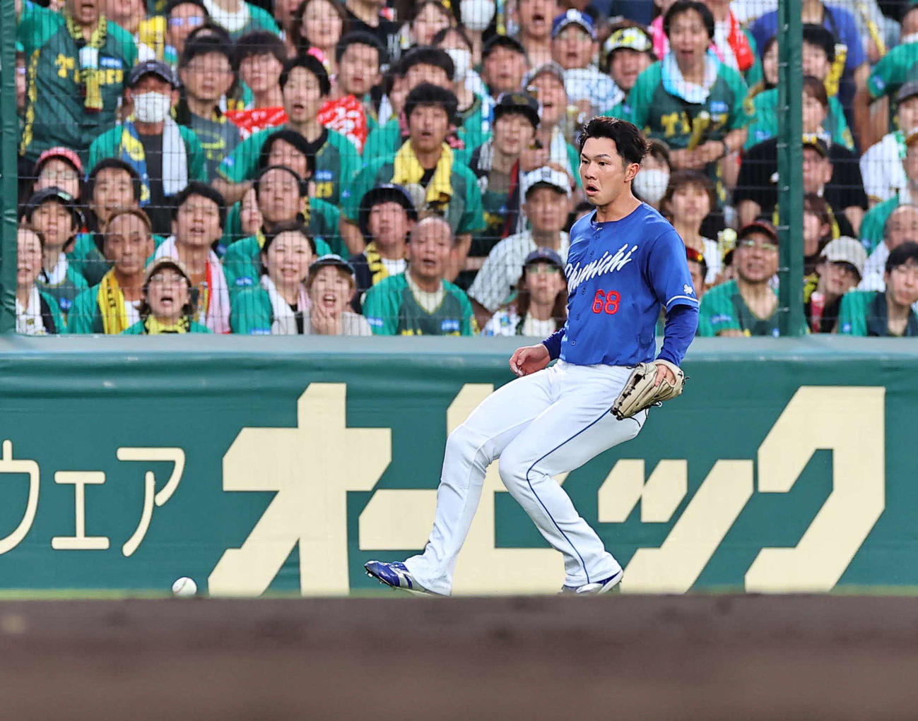 阪神対中日　3回裏阪神2死満塁、前川の放った打球は福永の前に落ちる（撮影・上田博志）