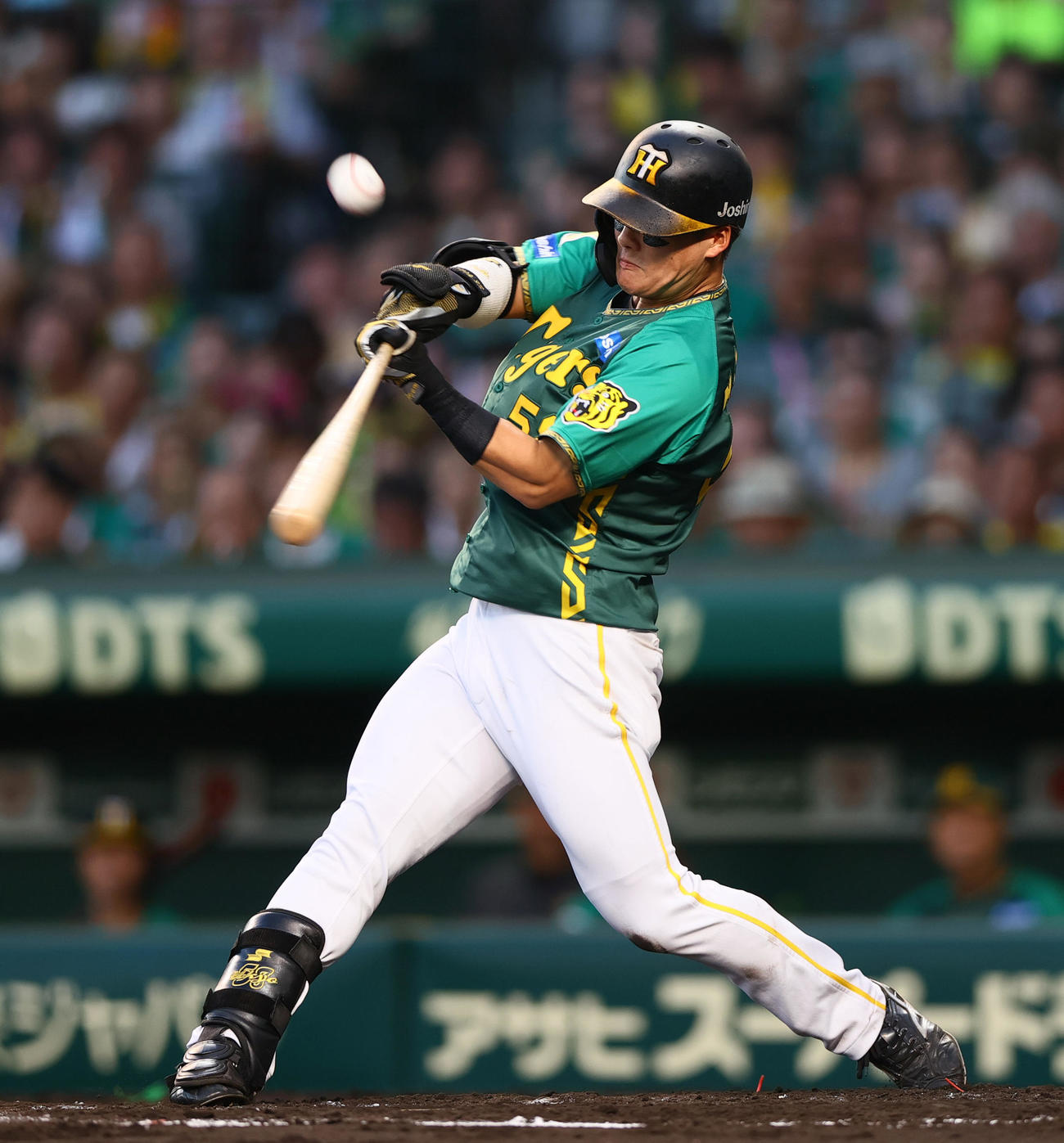 阪神対中日　3回裏阪神2死満塁、前川は左前2点適時打を放つ（撮影・上山淳一）
