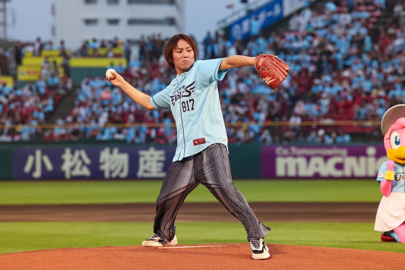 セレモニアルピッチを行った狩野英孝（球団提供）