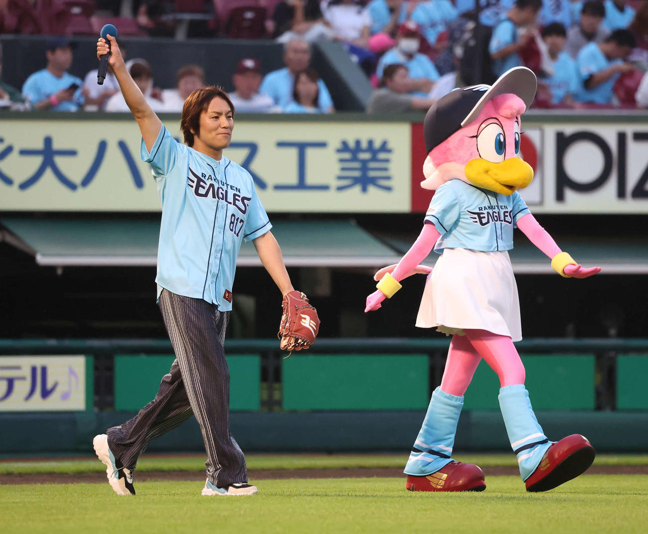 セレモニアルピッチをする狩野英孝（撮影・丹羽敏通）