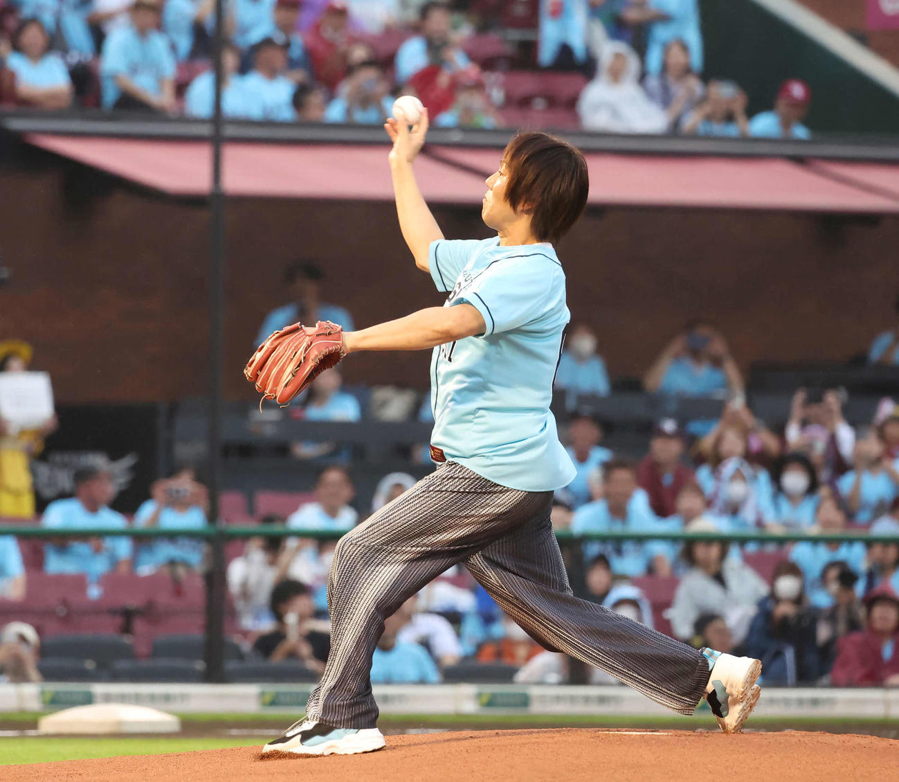 セレモニアルピッチをする狩野英孝（撮影・丹羽敏通）