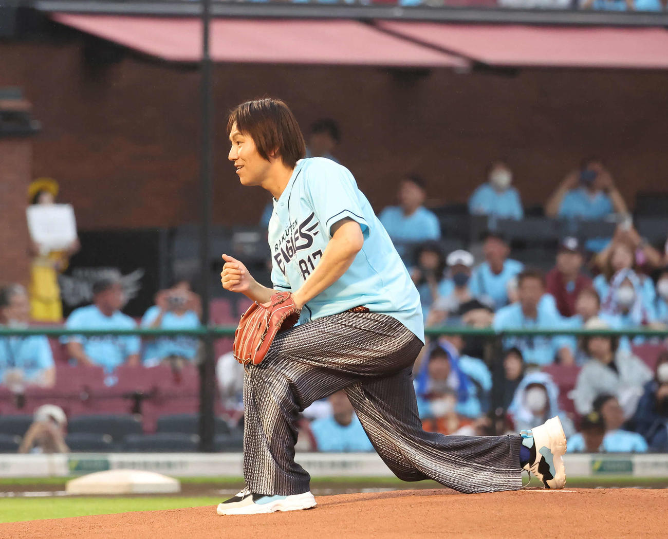 セレモニアルピッチをする狩野英孝（撮影・丹羽敏通）