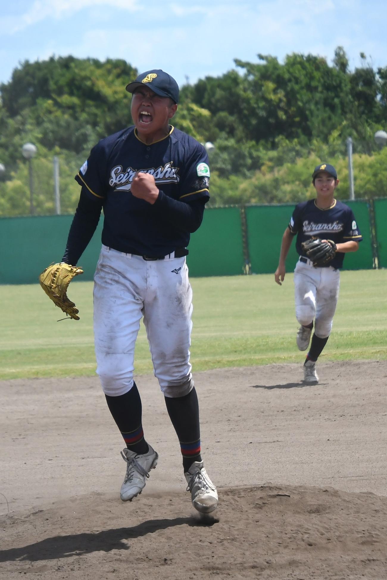 最終回を無失点で抑え、喜ぶ水戸青藍舎の箕輪（左）