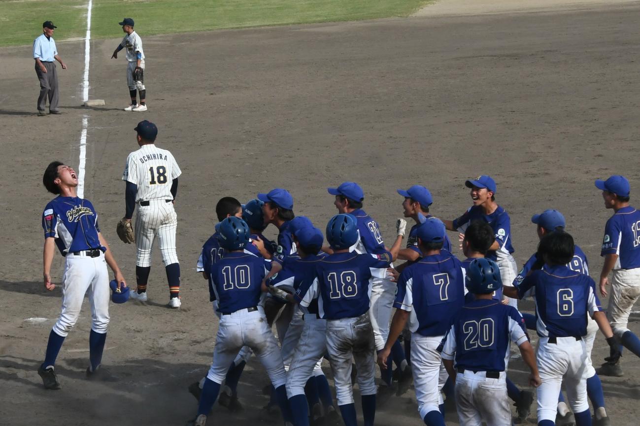 大逆転サヨナラ勝ちを喜ぶ横浜旭ナインと打者走者が三塁ベースを踏んでいないことをアピールする、府中広島の三塁手。このあと、正式にアピールして、認められた