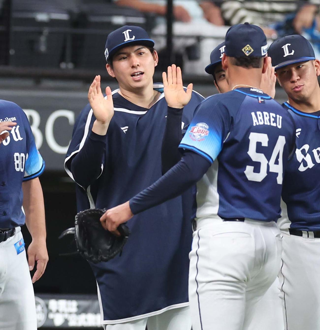 日本ハム対西武　試合後、ナインを出迎える武内（撮影・黒川智章）