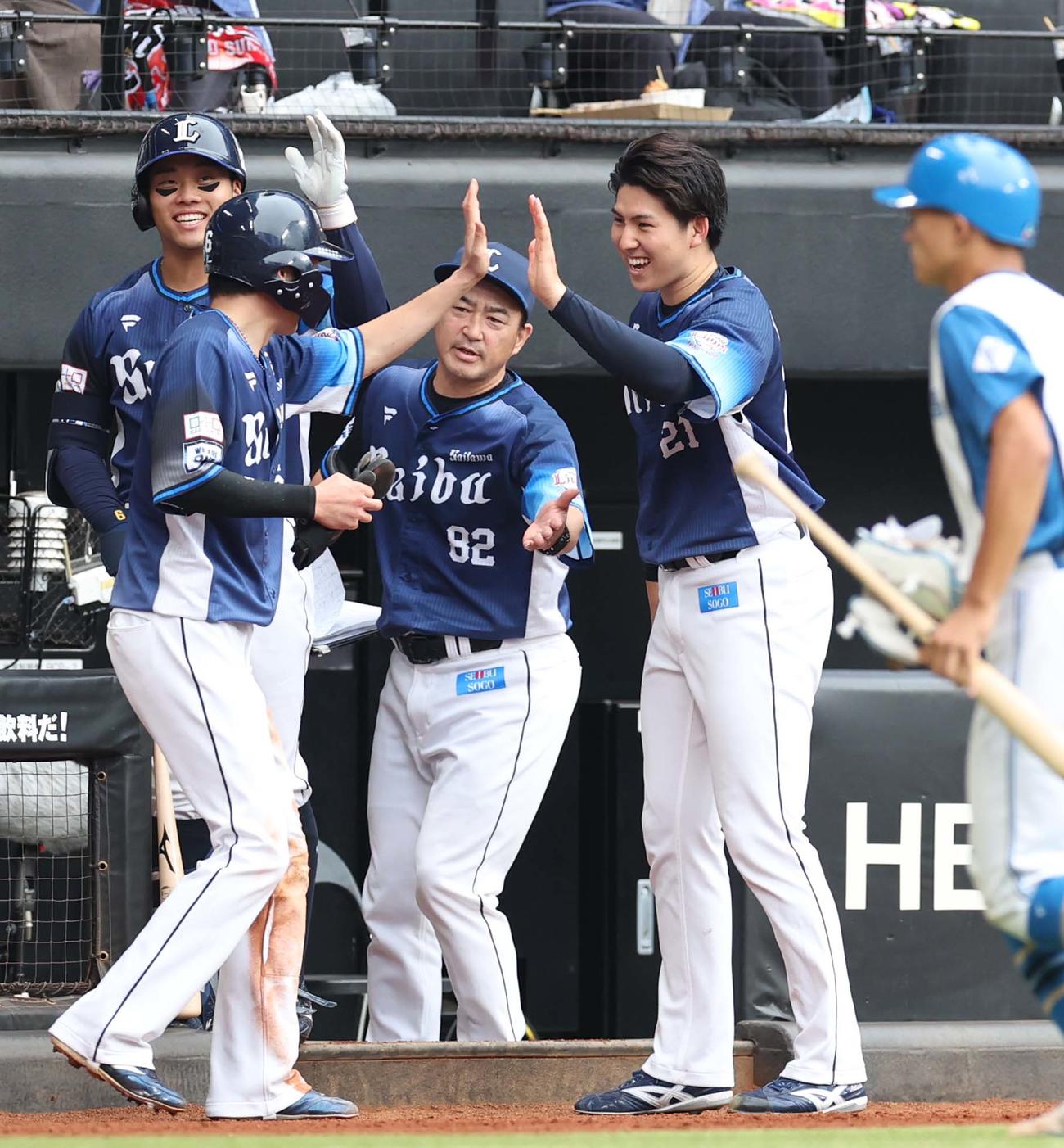 日本ハム対西武　6回表、生還した源田を出迎える武内（右）（撮影・黒川智章）