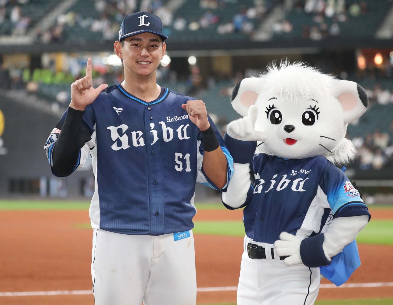 日本ハム対西武　試合後、マスコットのライナとポーズをとる西川（撮影・黒川智章）