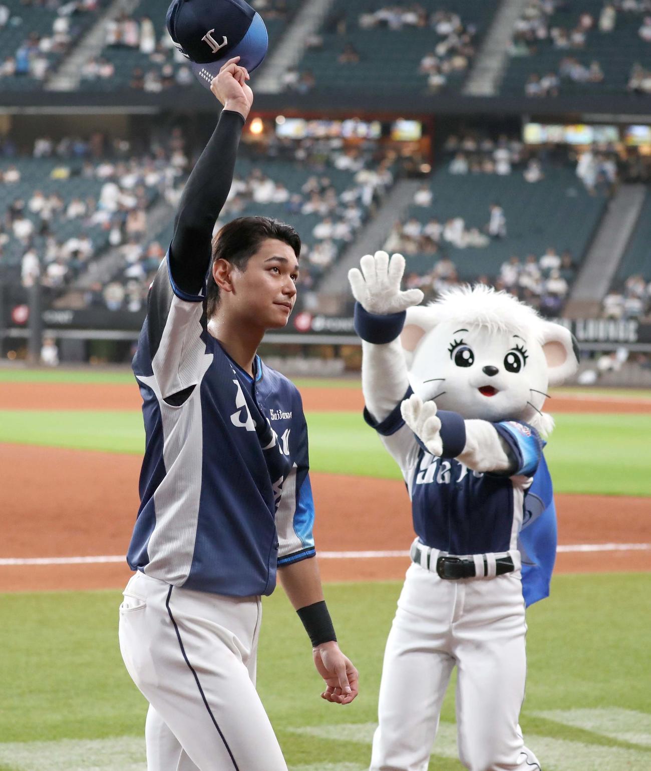 日本ハム対西武　試合後、スタンドの応援団に手を振る西川（撮影・黒川智章）