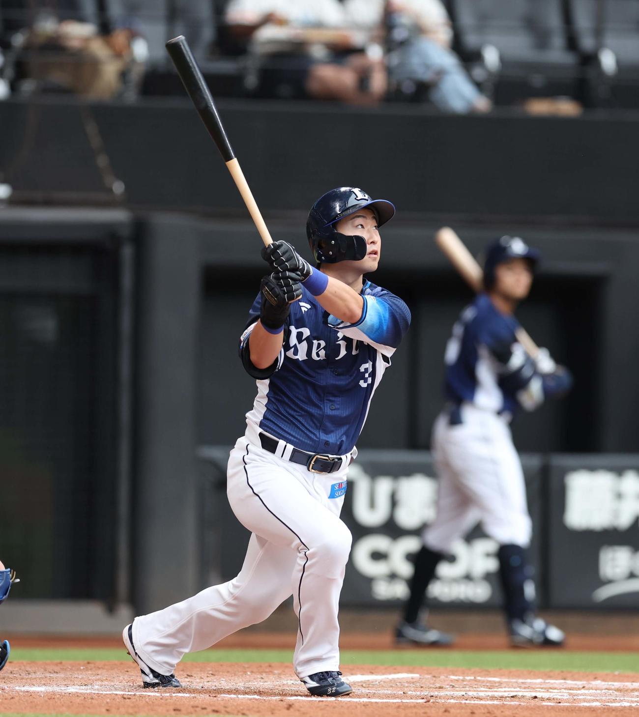 日本ハム対西武　6回表西武1死三塁、中犠飛を放つ山村（撮影・黒川智章）