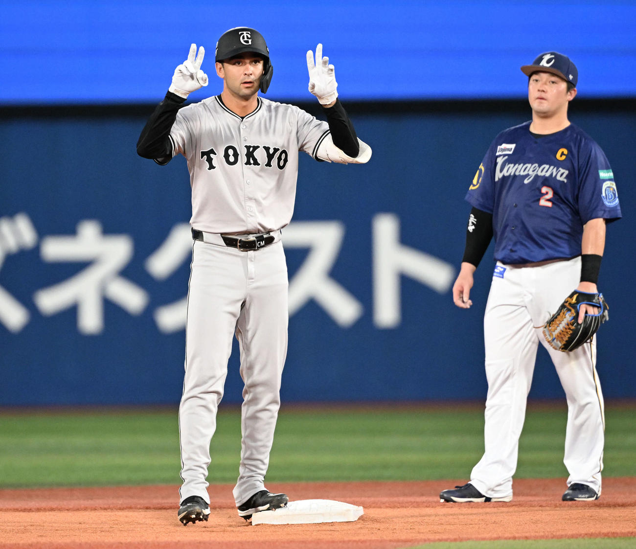 DeNA対巨人　2回裏巨人1死、左翼線に二塁打を放ちポーズをとるモンテス。右は二塁手牧（撮影・千葉一成）