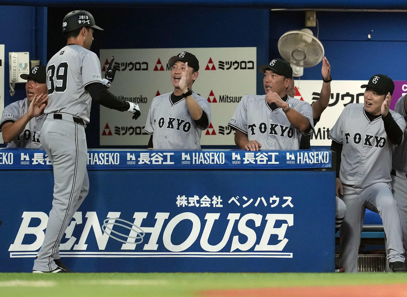 DeNA対巨人　2回表巨人2死三塁、泉口の適時打で生還したモンテスを迎える阿部慎之助監督（右から2人目）（撮影・たえ見朱実）
