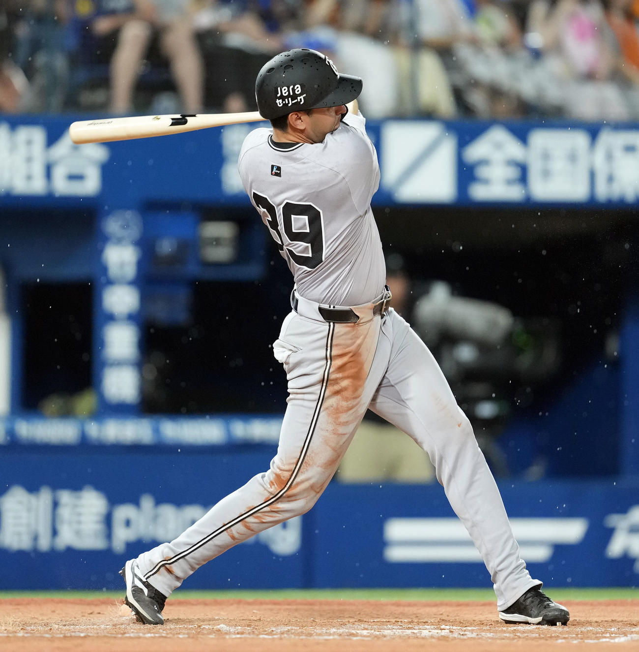 DeNA対巨人　8回表巨人2死、左前に安打を放つモンテス（撮影・たえ見朱実）