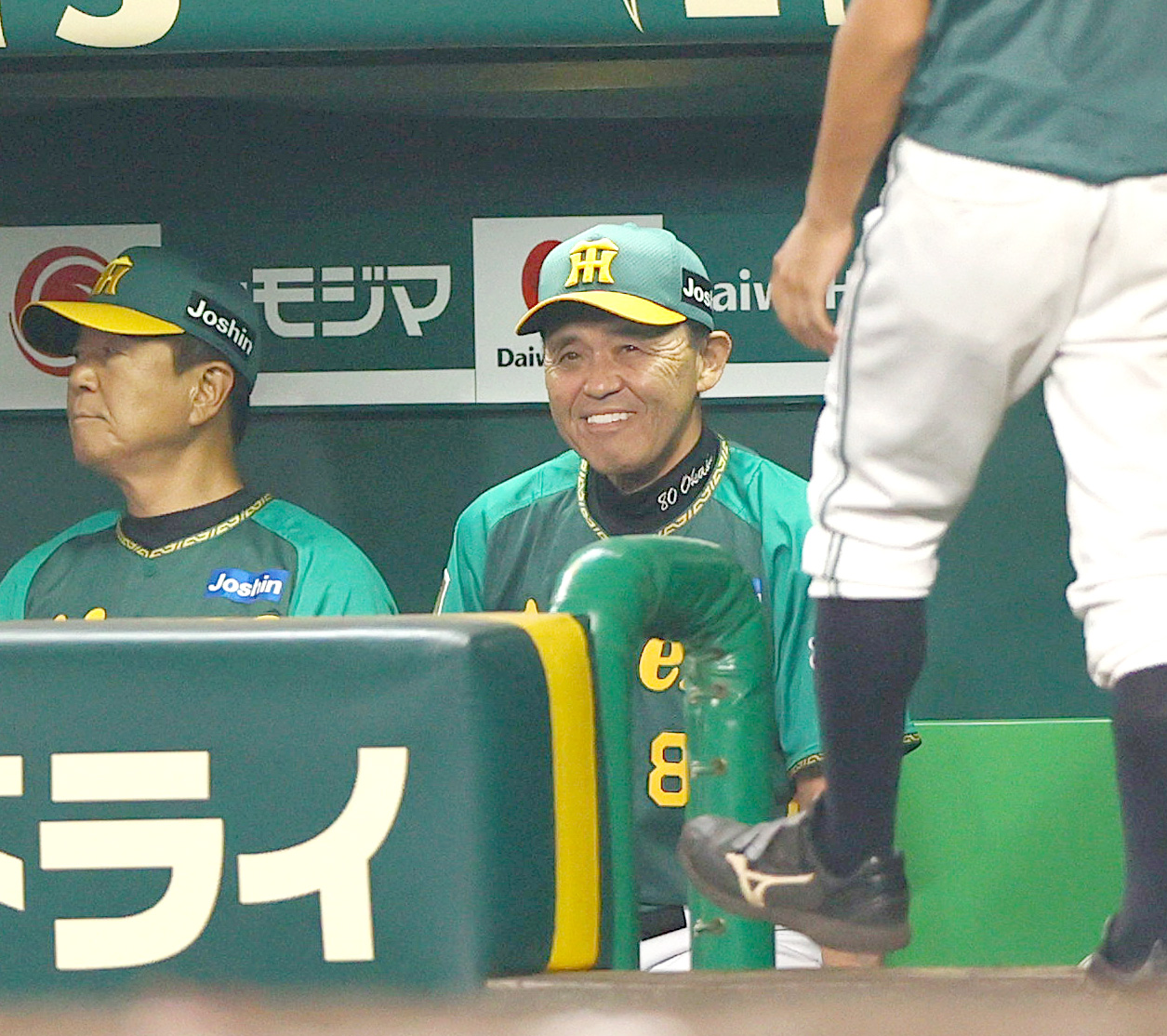 阪神対中日　8回表の守備を終え笑顔を見せる阪神岡田監督。左は平田ヘッドコーチ（撮影・上山淳一）