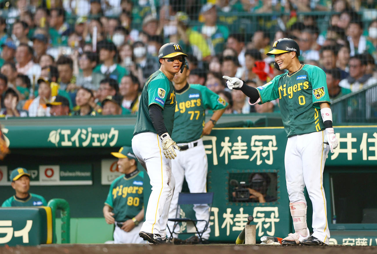 阪神対中日　3回裏阪神2死満塁、前川の左前2点適時打で生還する森下（手前）。右は木浪（撮影・上山淳一）