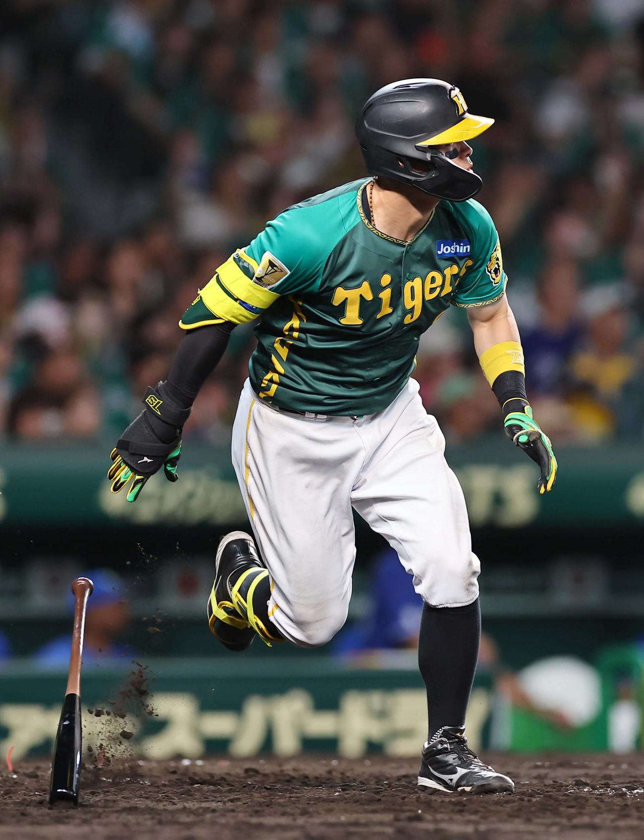 阪神対中日　5回裏阪神1死二塁、佐藤輝は中へ適時二塁打を放つ（撮影・上田博志）