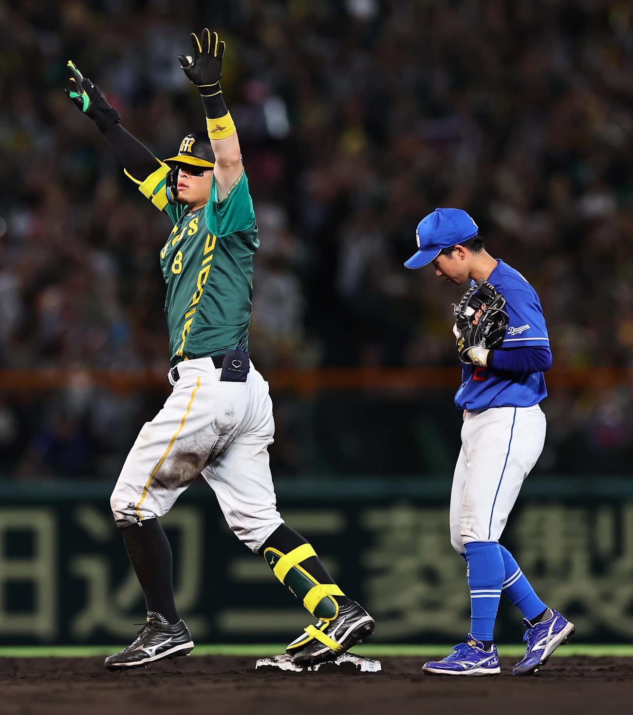 阪神対中日　5回裏阪神1死二塁、佐藤輝は左中間へ適時二塁打を放つ（撮影・上田博志）