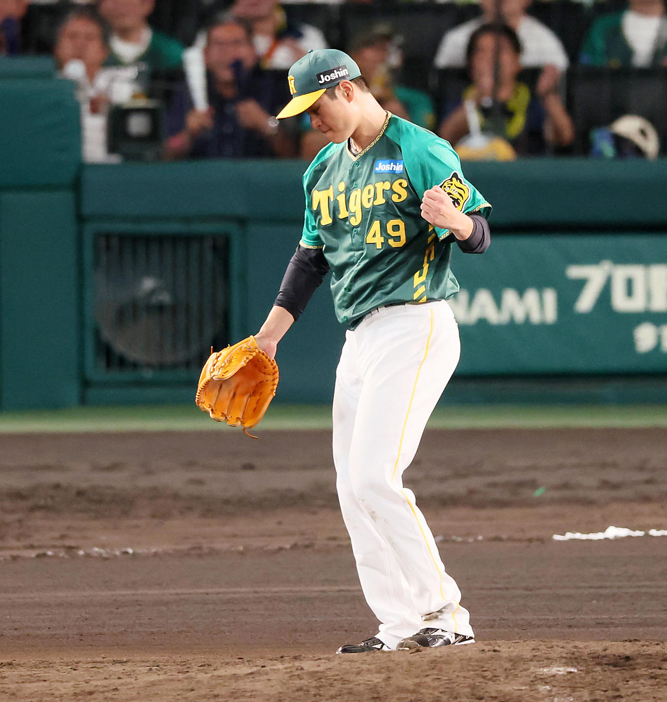 阪神対中日　6回表中日2死一塁、細川を三振に仕留めガッツポーズを見せる大竹（撮影・加藤哉）