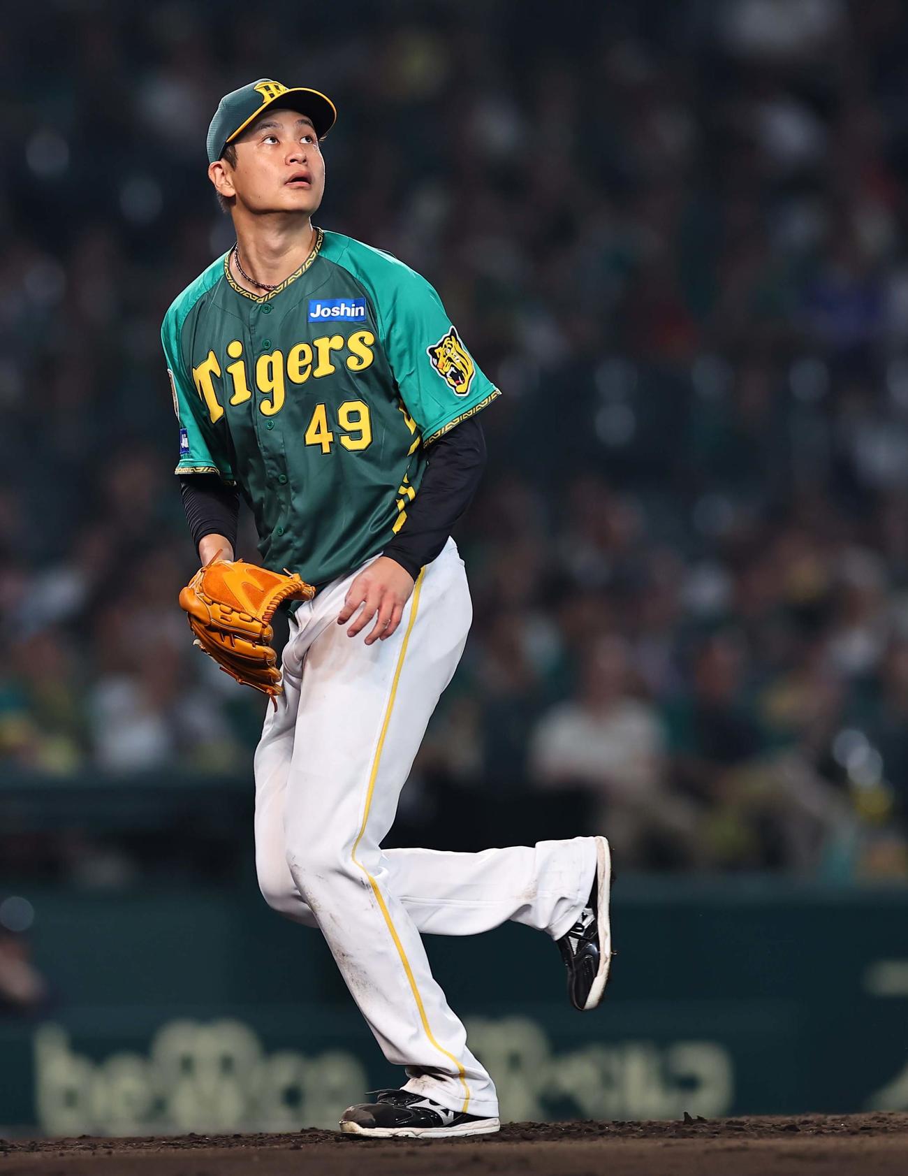阪神対中日　8回表中日無死二、三塁、福永に右犠飛を浴びる大竹（撮影・上田博志）