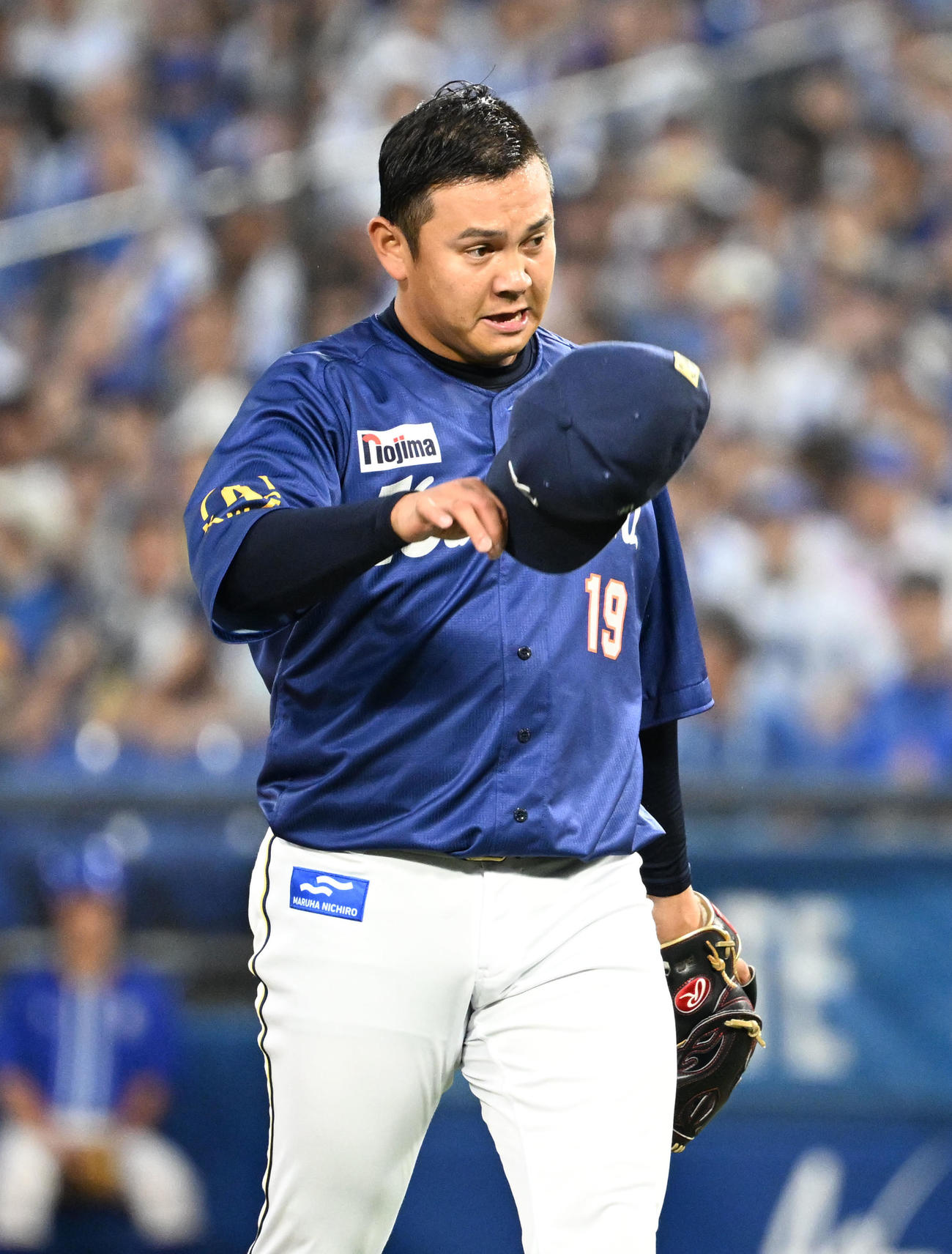 DeNA対巨人　1回裏巨人2死、ヘルナンデスに死球を与え脱帽する山崎（撮影・千葉一成）
