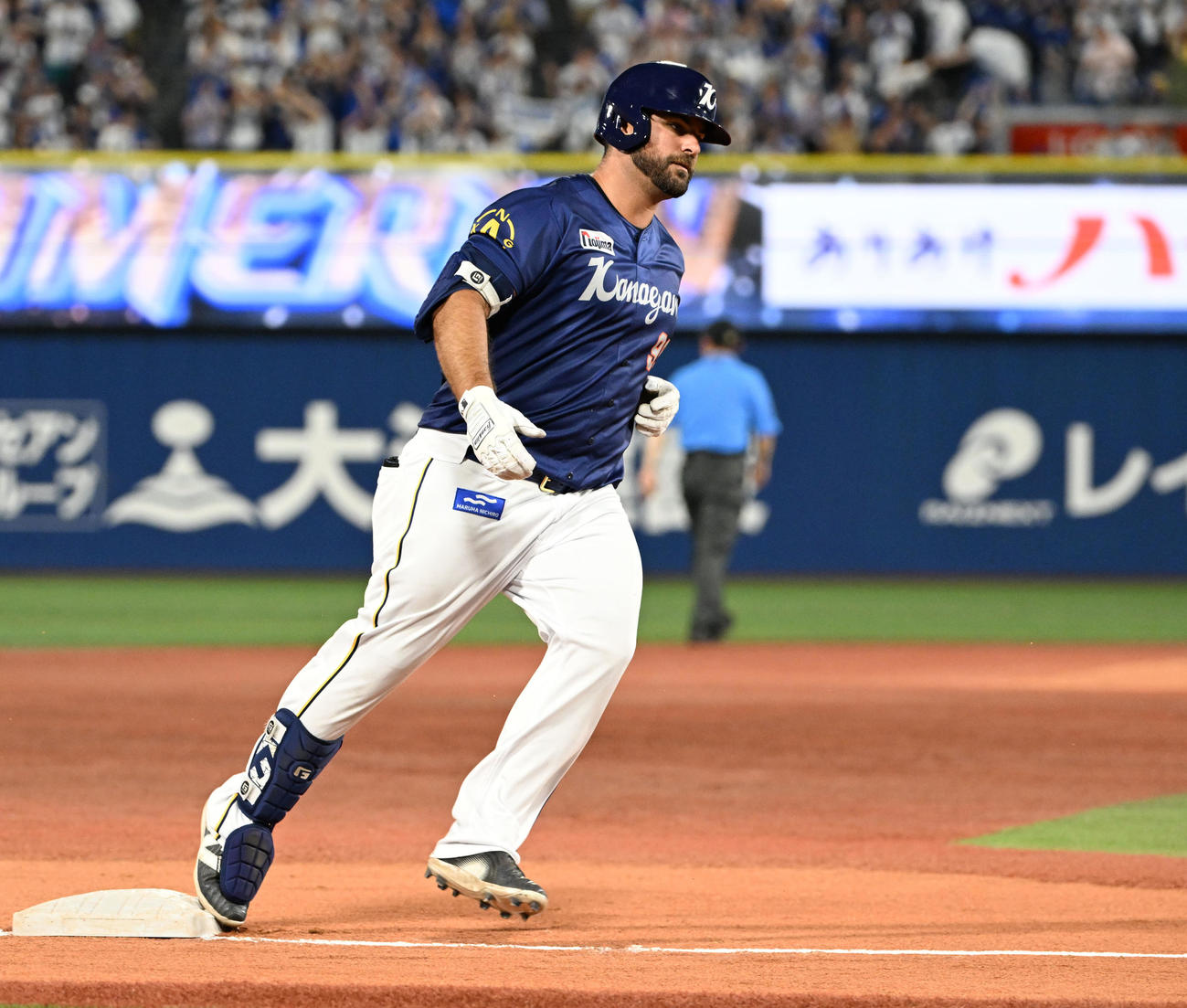 DeNA対巨人　5回裏DeNA2死、フォードが右越えに本塁打を放ち三塁を回る（撮影・千葉一成）