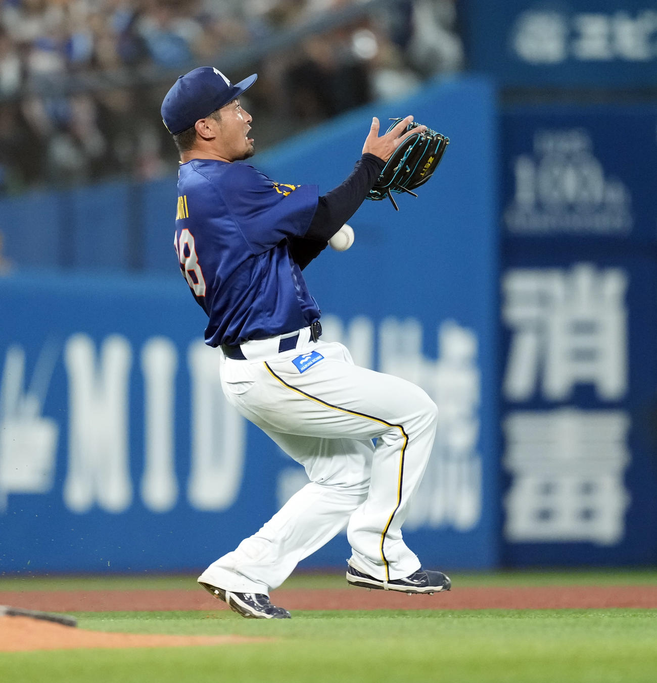 DeNA対巨人　5回表巨人1死、吉川の飛球に森唯がスライディングキャッチを試みるも、捕球出来ず投手内野安打とされる（撮影・たえ見朱実）