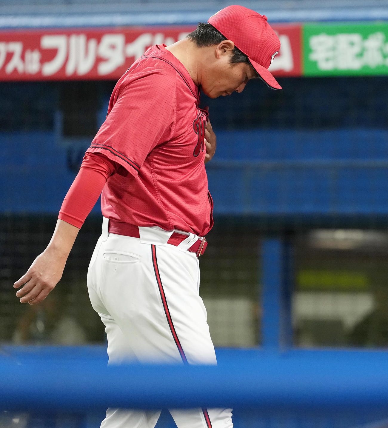 ヤクルト対広島　7回裏途中、先発森下の降板を告げ、ベンチへ戻る広島新井監督（撮影・鈴木みどり）