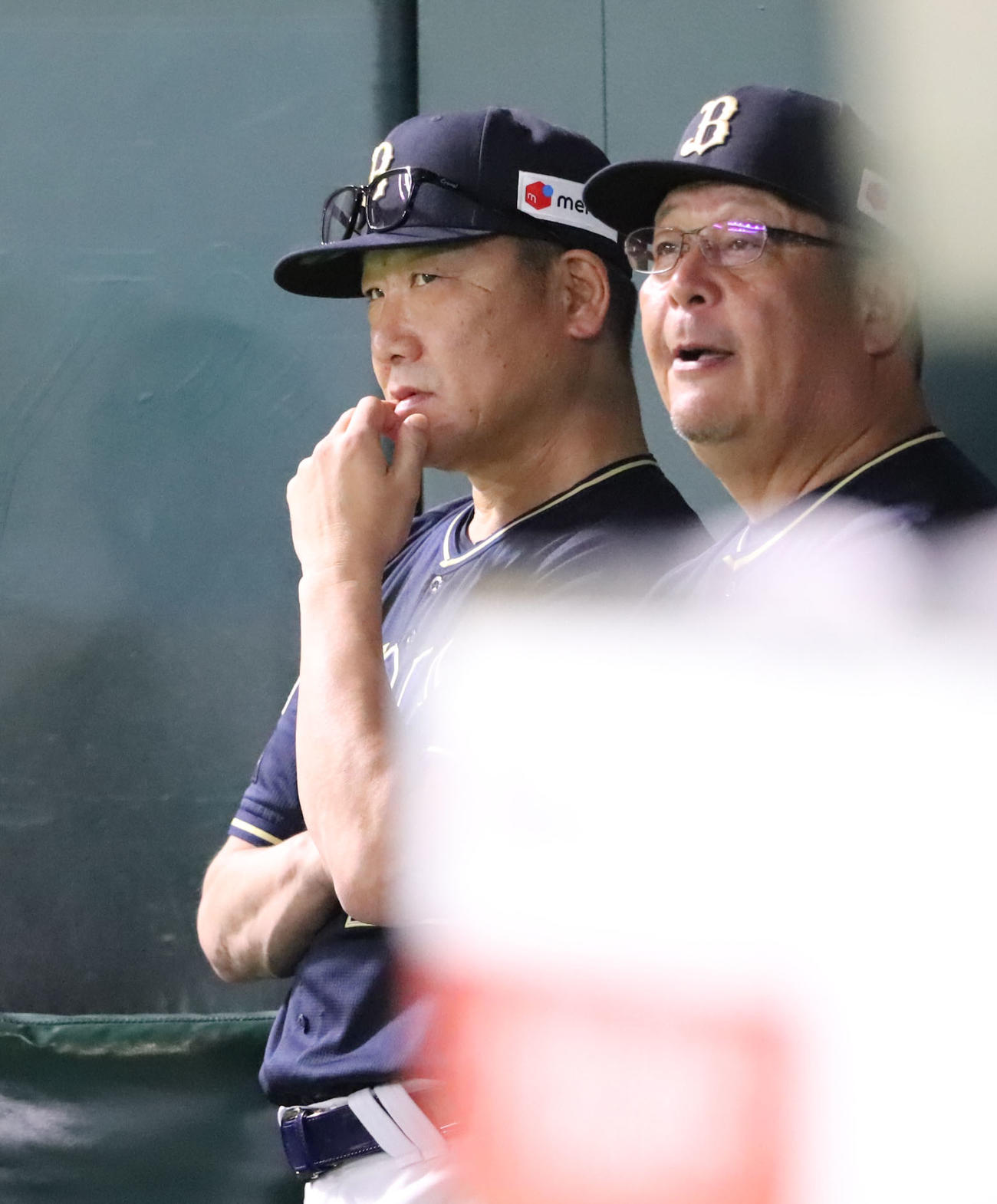 ソフトバンク対オリックス　8回表オリックス1死、頓宮は中飛に倒れ険しい表情の中嶋監督（左）（撮影・鬼束羽瑠菜）