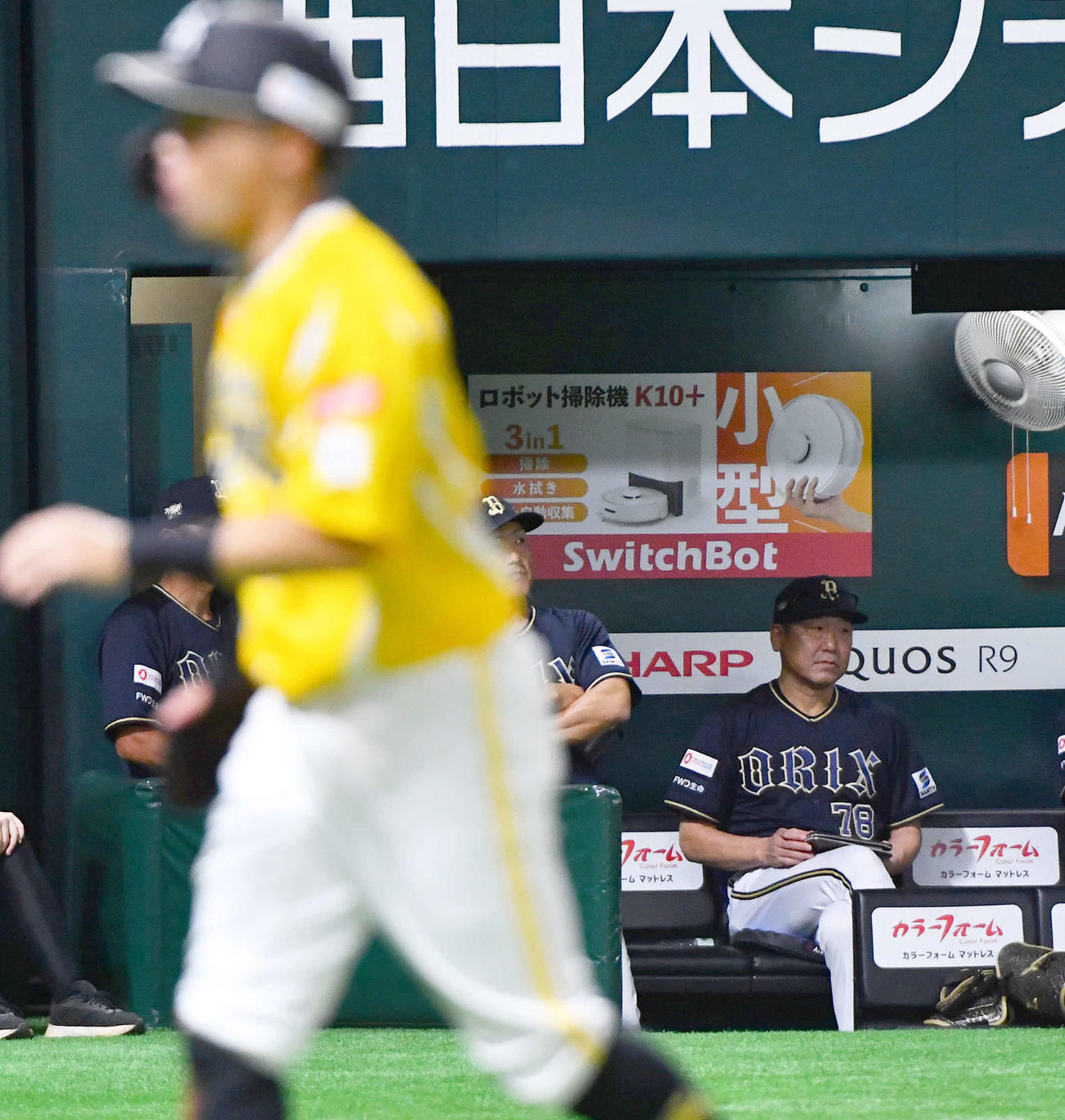 ソフトバンク対オリックス　2回裏ソフトバンク無死二、三塁、牧原大の中犠飛で3点目を奪われ、厳しい表情を見せる中嶋監督（撮影・岩下翔太）