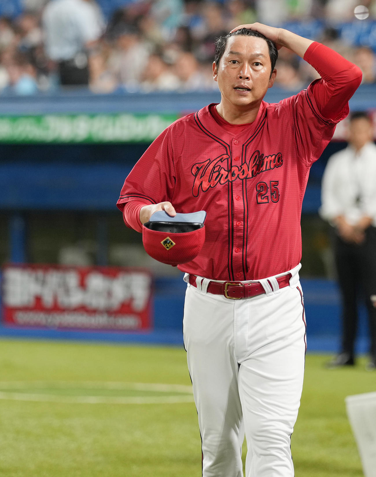 ヤクルト対広島　ヤクルトに敗れ引き揚げる広島新井監督（撮影・鈴木みどり）