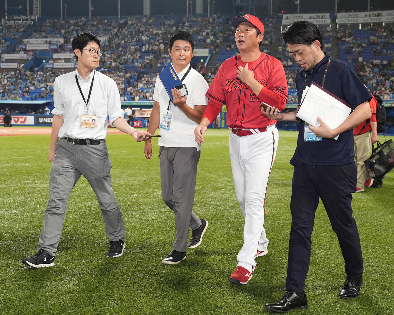 ヤクルト対広島　ヤクルトに敗れ引き揚げる広島新井監督（右から2人目）（撮影・鈴木みどり）