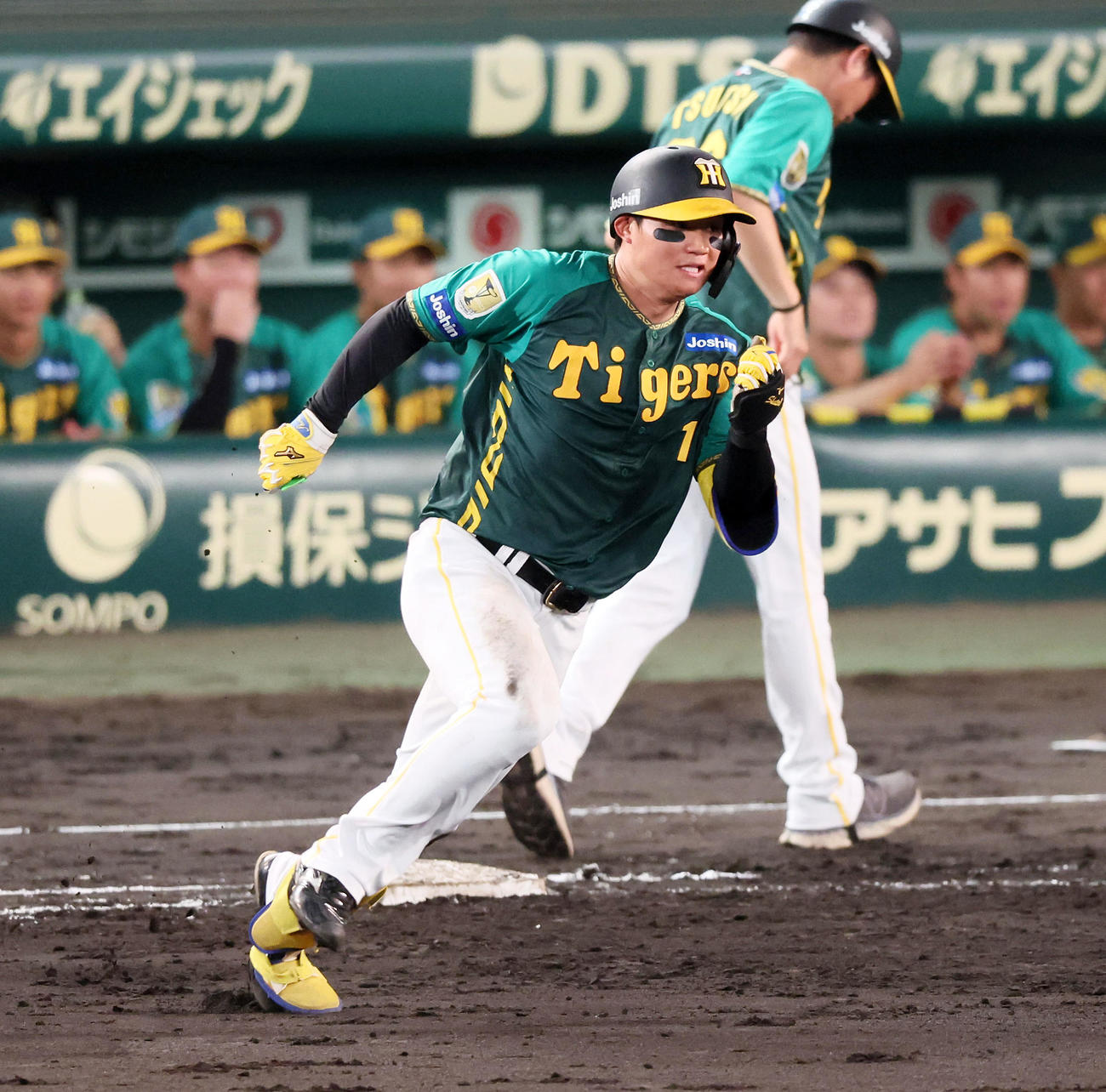 阪神対中日　　5回裏阪神1死、森下は左二塁打を放つ（撮影・加藤哉）
