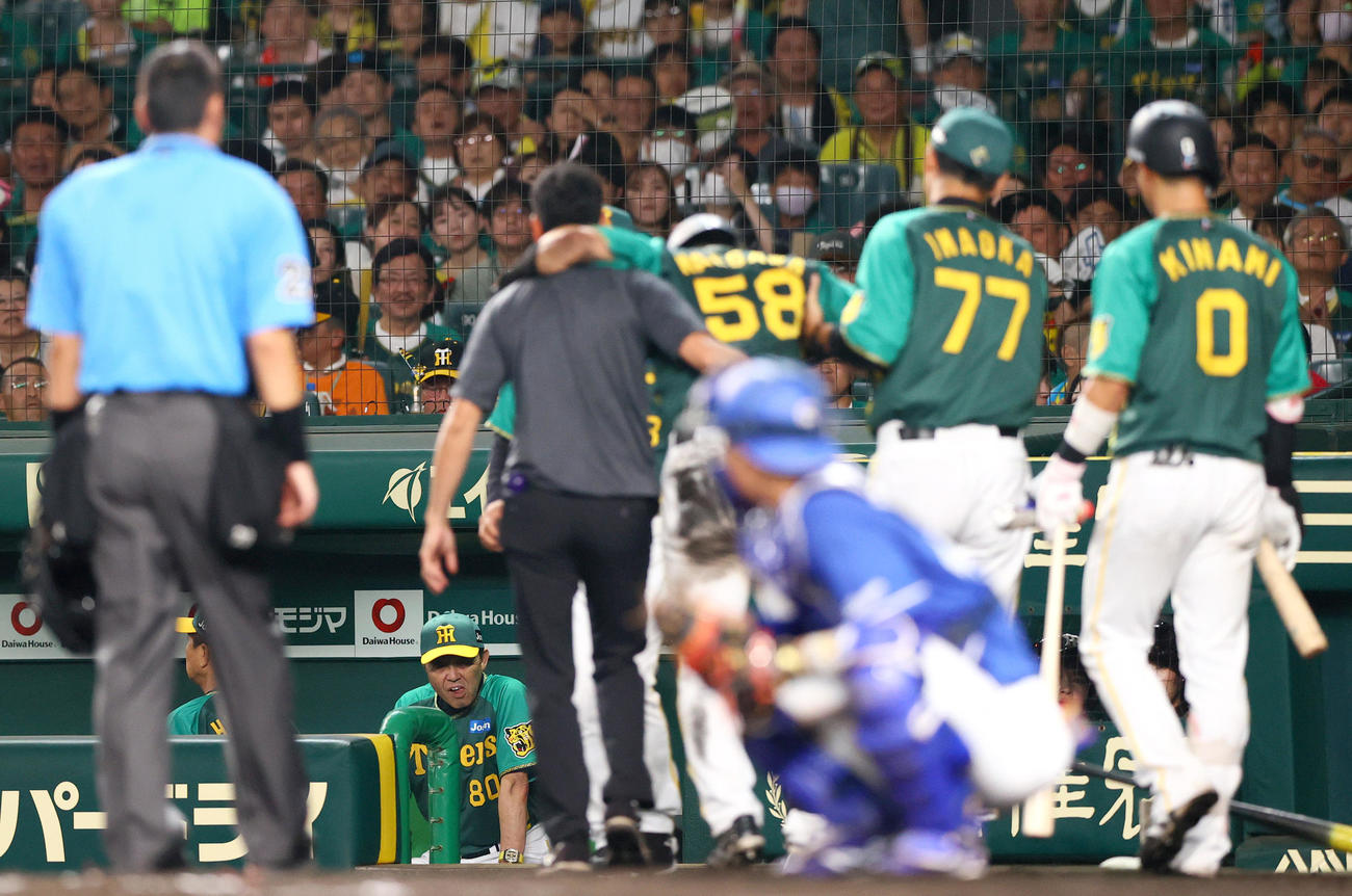 阪神対中日　7回裏阪神2死、運ばれる前川を見つめる岡田監督（撮影・上山淳一）