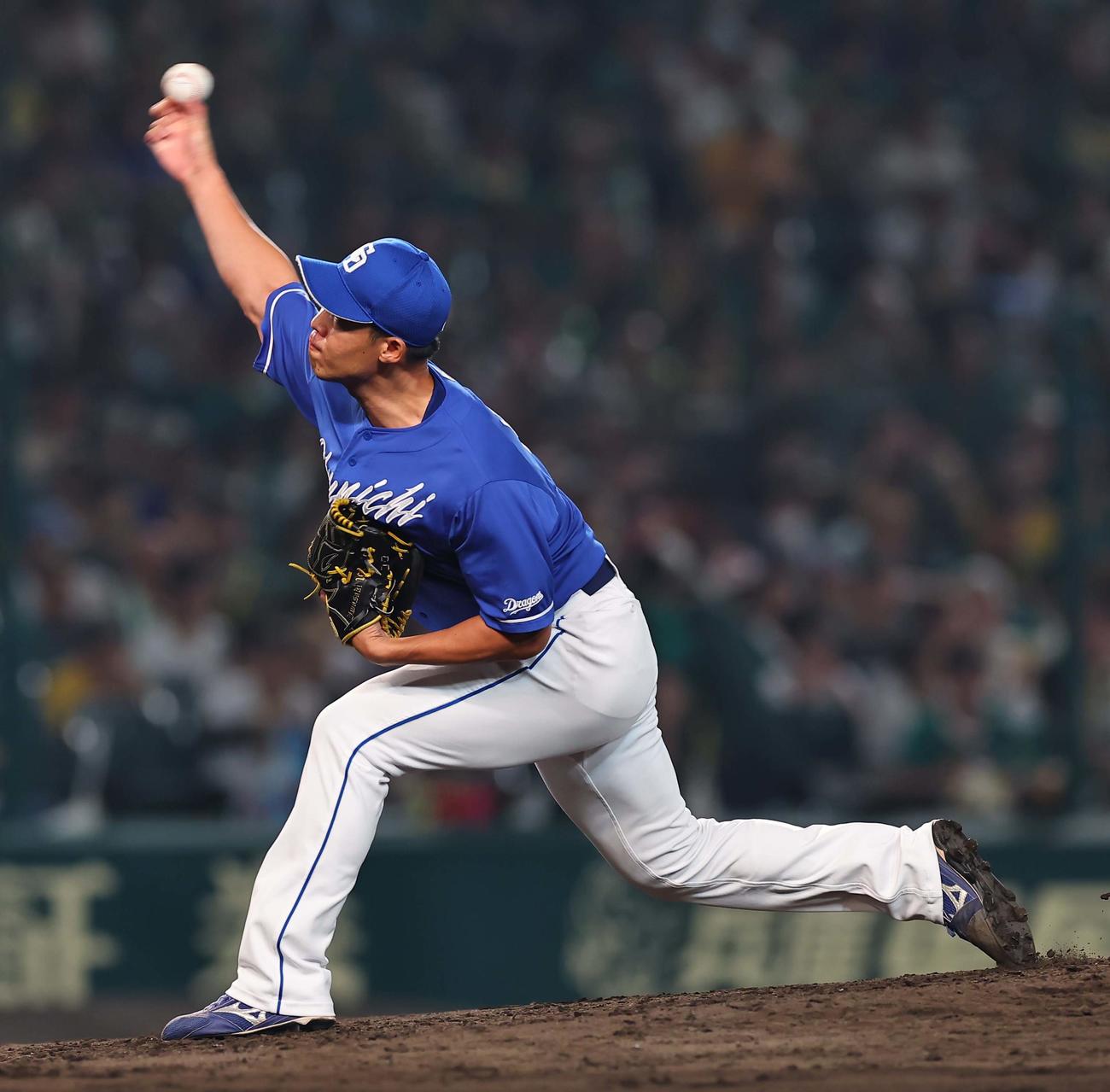 阪神対中日　中日3番手の岩崎（撮影・上田博志）