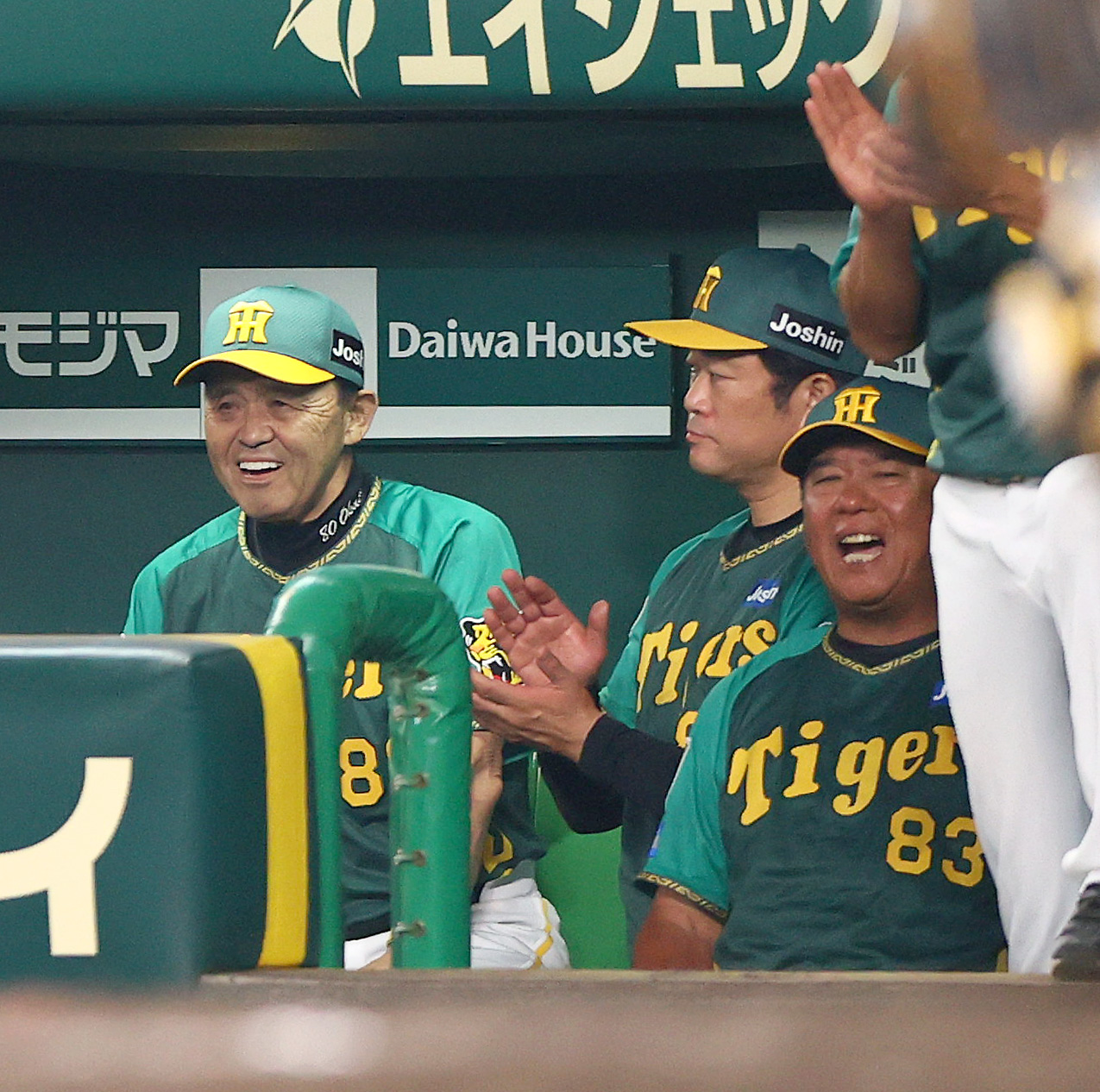 阪神対中日　8回表中日1死三塁、岡田監督（左）は大竹が板山を空振り三振に仕留め喜ぶ（撮影・上山淳一）