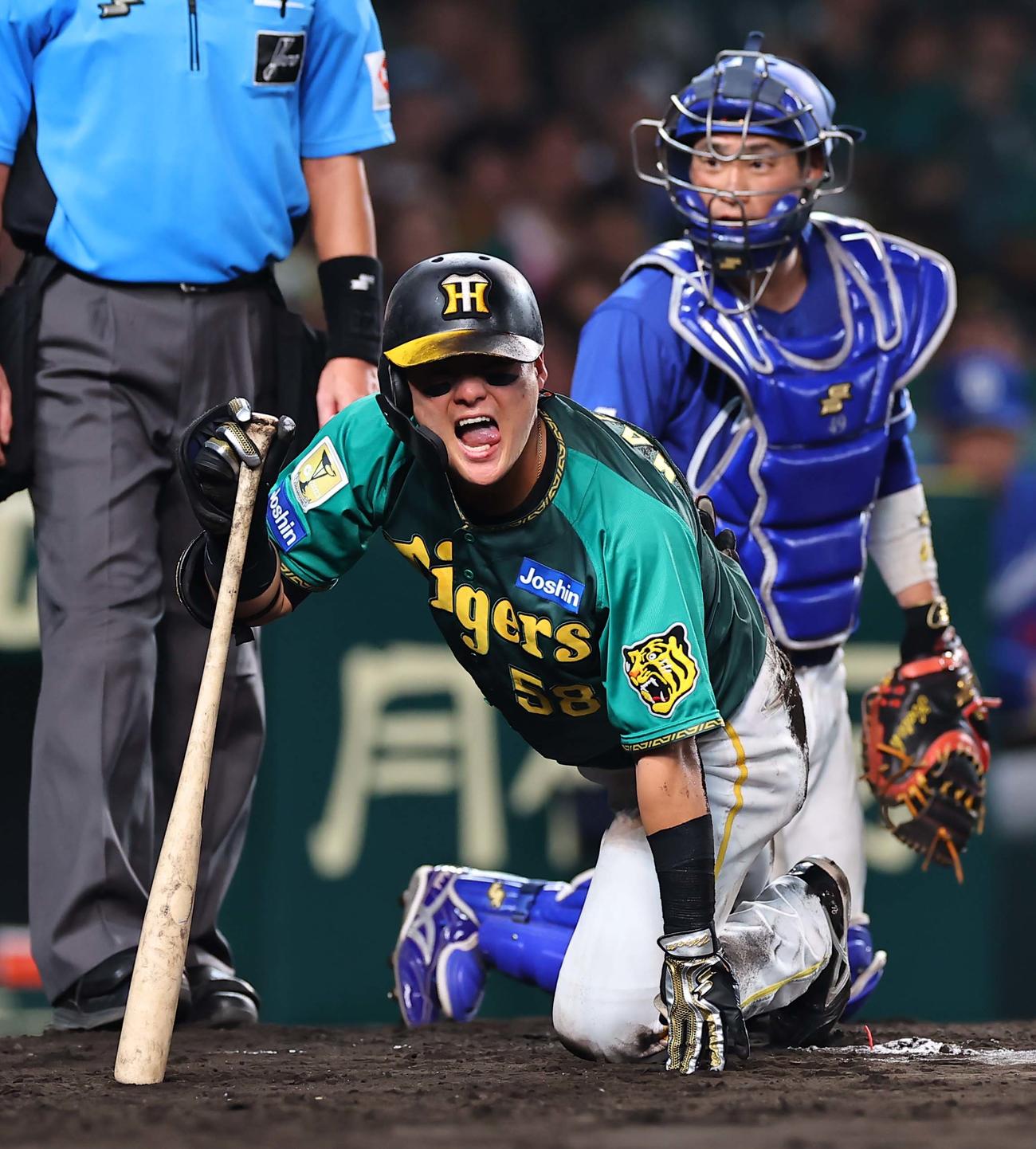 阪神対中日　7回裏阪神2死、空振りで下半身を痛め交代する前川（撮影・上田博志）