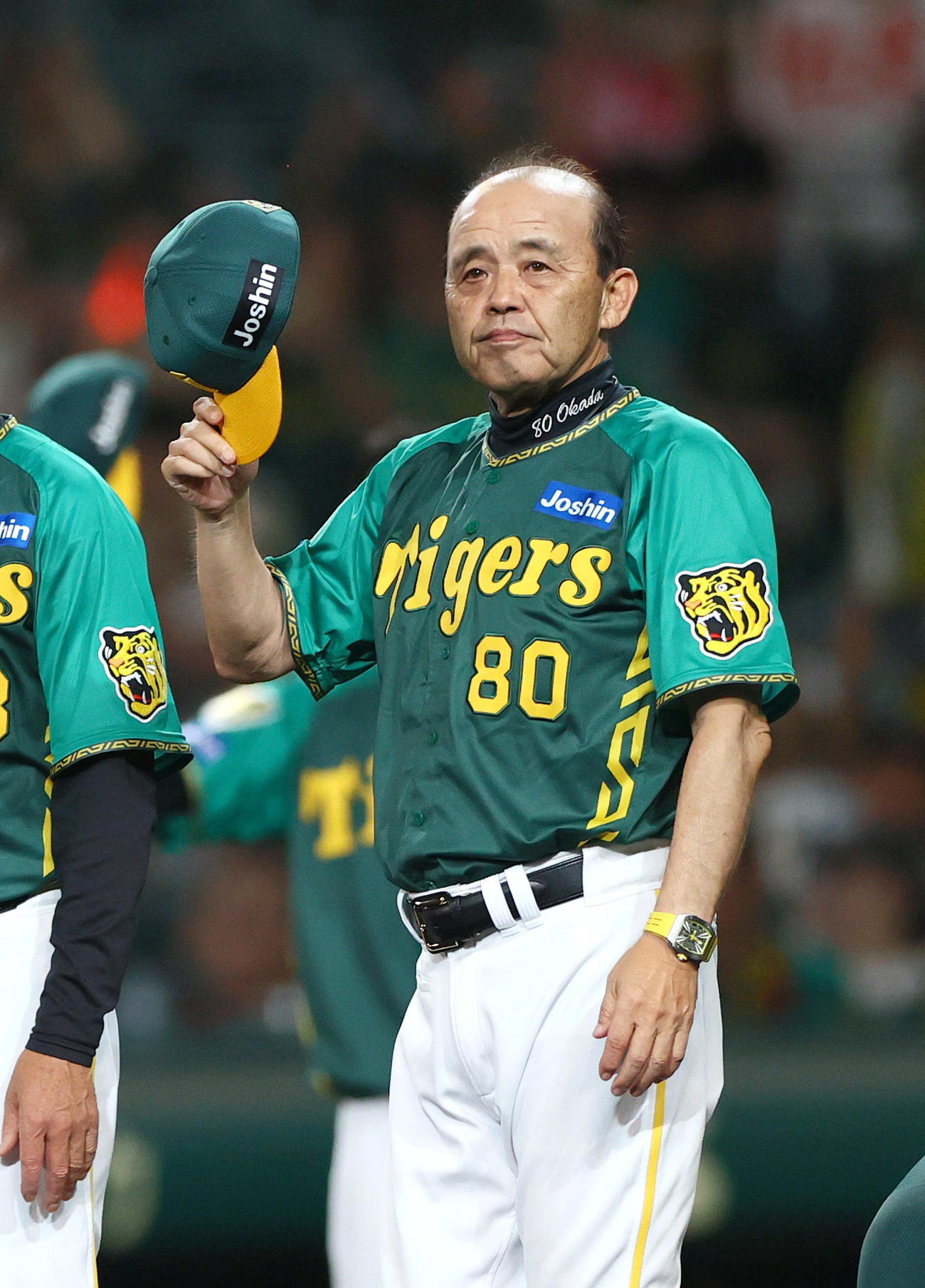 阪神対中日　中日に勝利した阪神岡田監督はスタンドのファンにあいさつする（撮影・上山淳一）