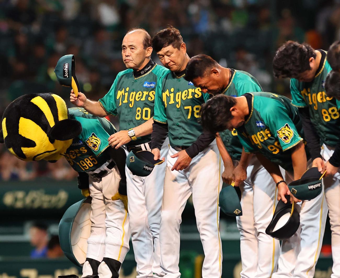 阪神対中日　中日に勝利した岡田監督（左）はファンにあいさつをする（撮影・上田博志）
