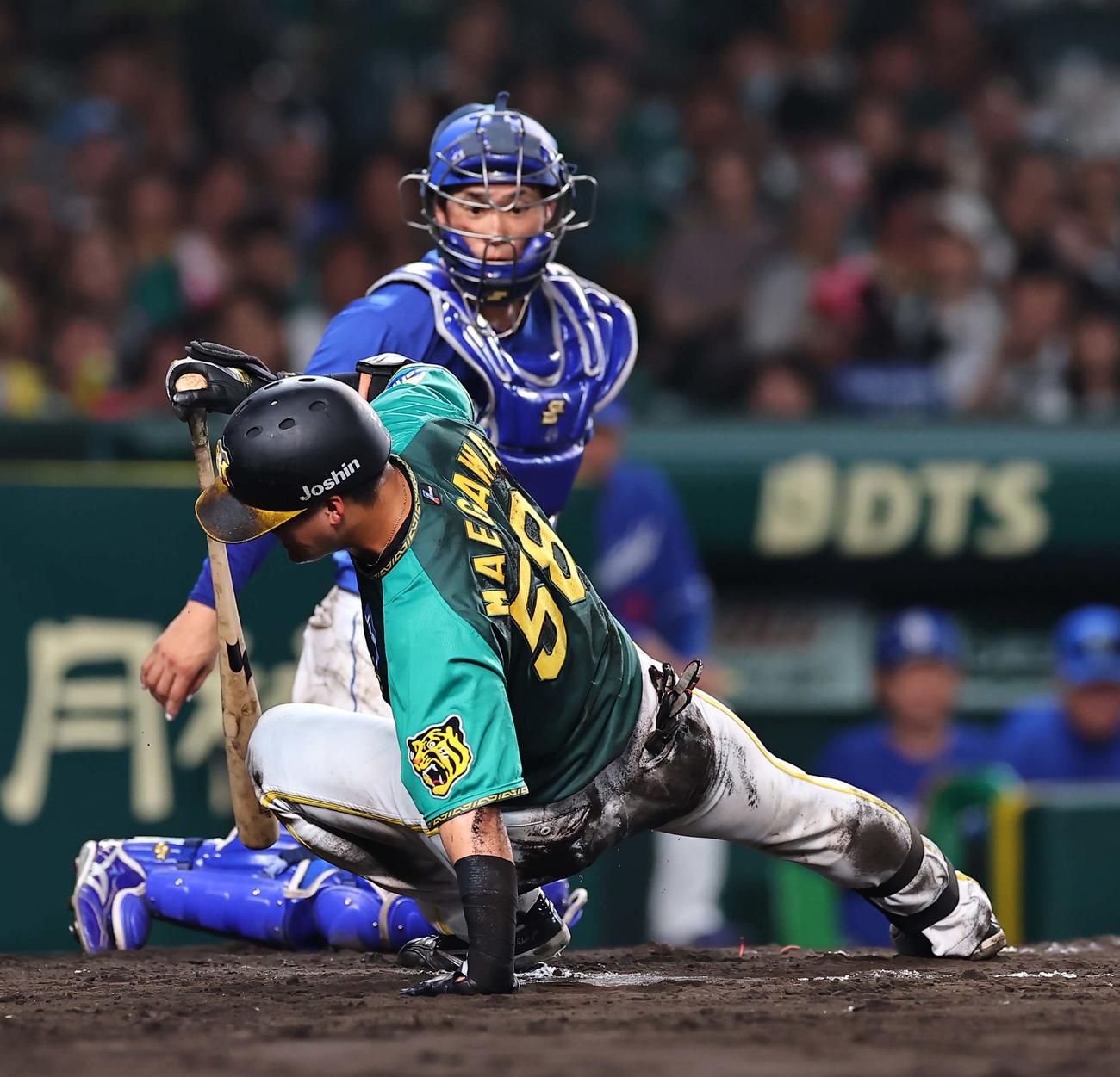 阪神対中日　7回裏阪神2死、空振りで下半身を痛め交代する前川（撮影・上田博志）