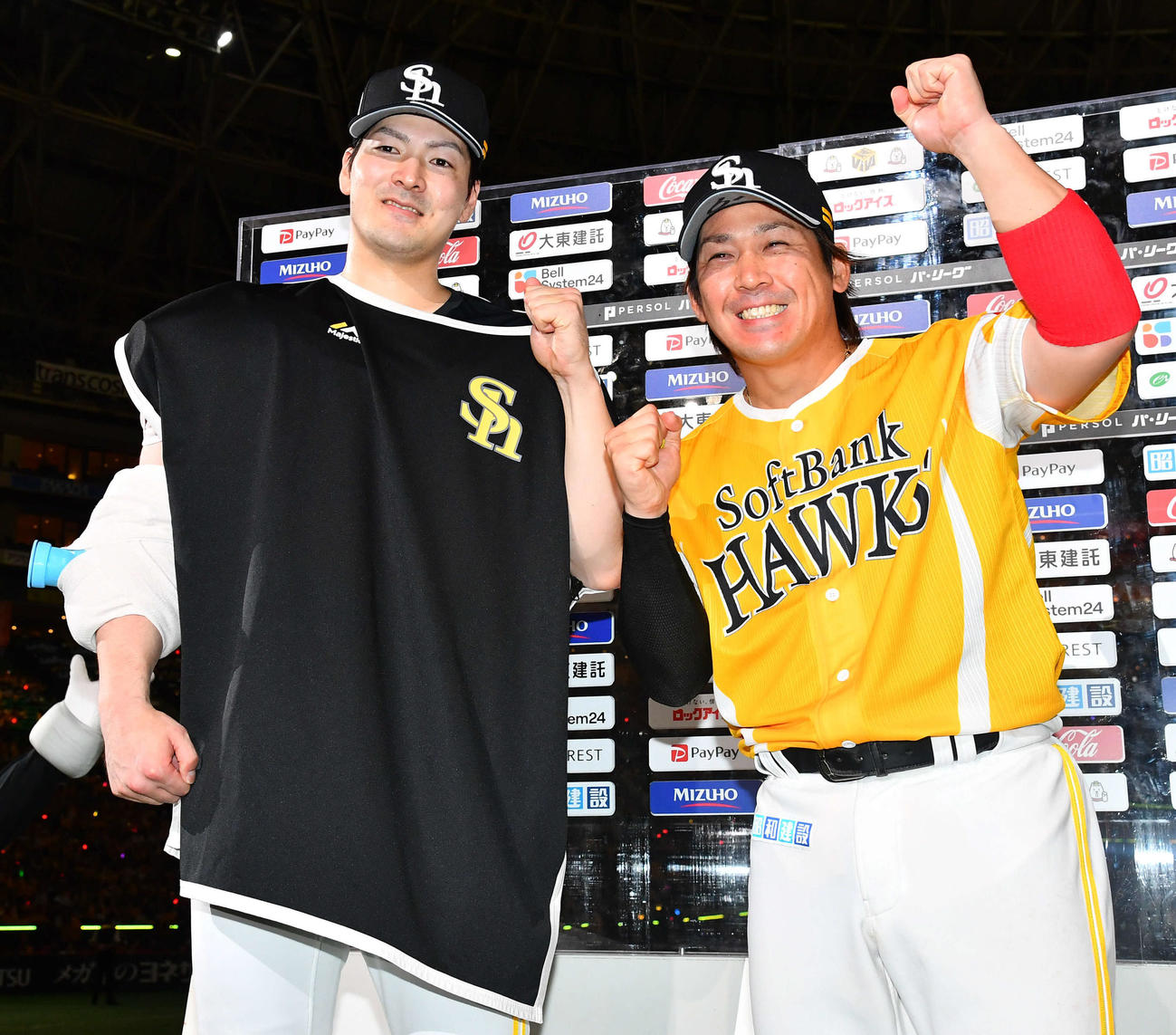 ソフトバンク対オリックス　お立ち台に上がり笑顔でガッツポーズする有原（左）と甲斐（撮影・岩下翔太）