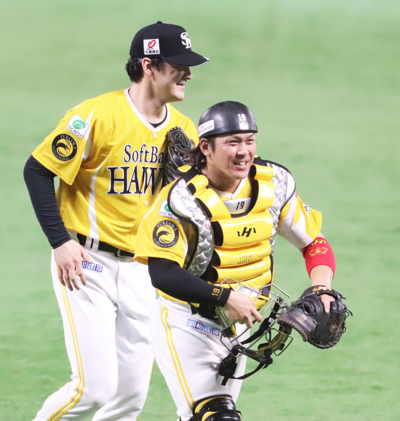 ソフトバンク対オリックス　9回表オリックス2死、セデーニョを遊ゴロに抑え笑顔の有原（左）と甲斐（撮影・鬼束羽瑠菜）