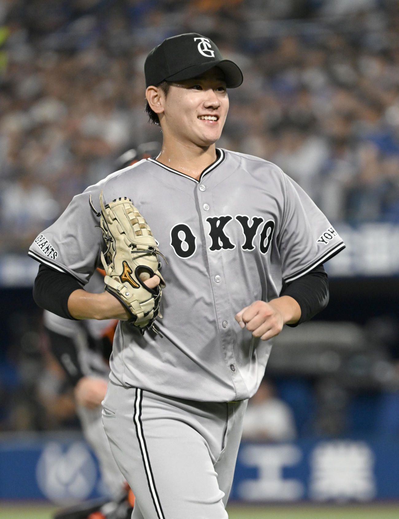 DeNA対巨人　一打同点のピンチを抑えた6回裏の投球を終え、笑顔を見せながらベンチに戻る井上（撮影・千葉一成）