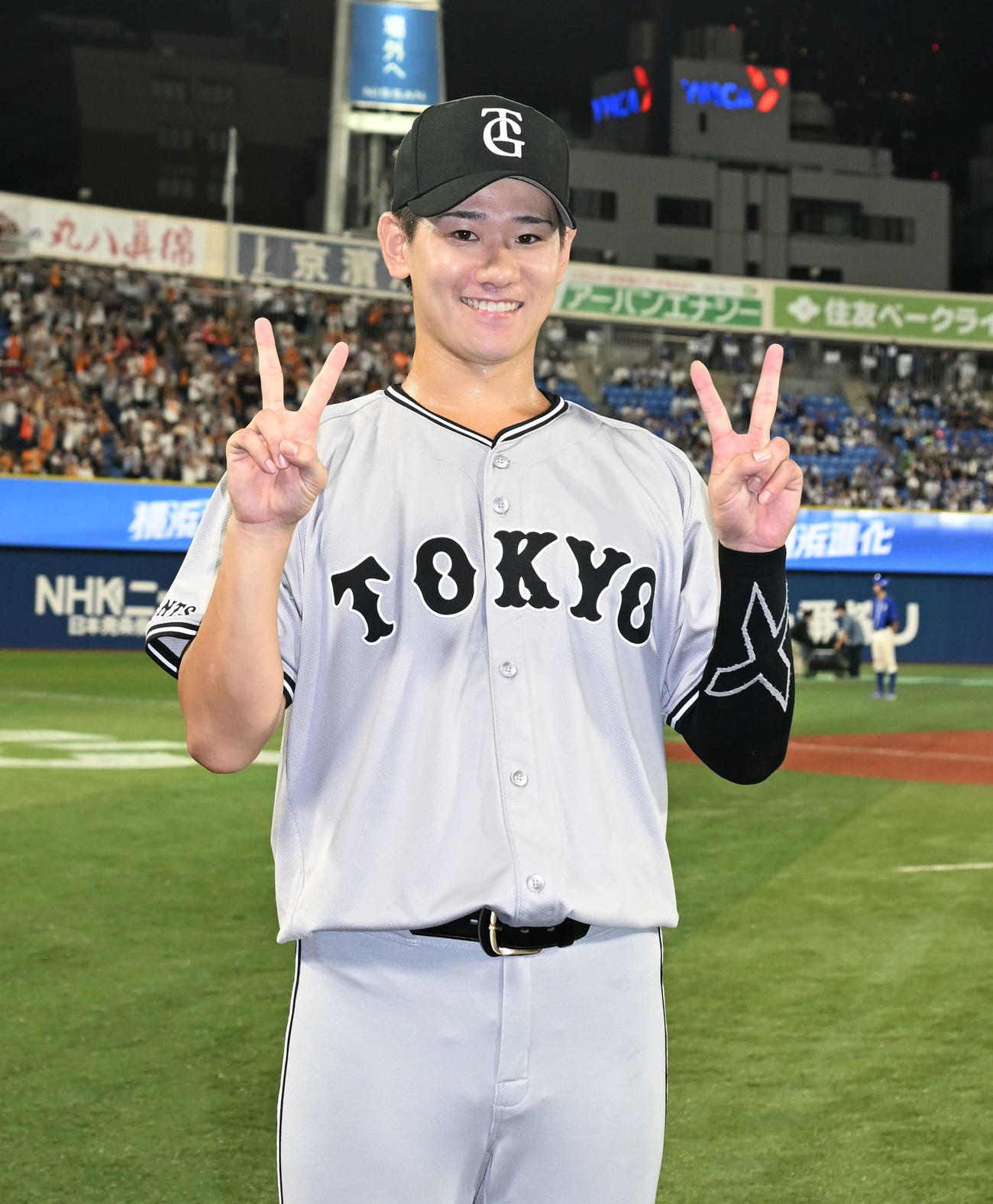 DeNAに勝利し、今季4勝目を挙げポーズをとる巨人井上＝（撮影・千葉一成）