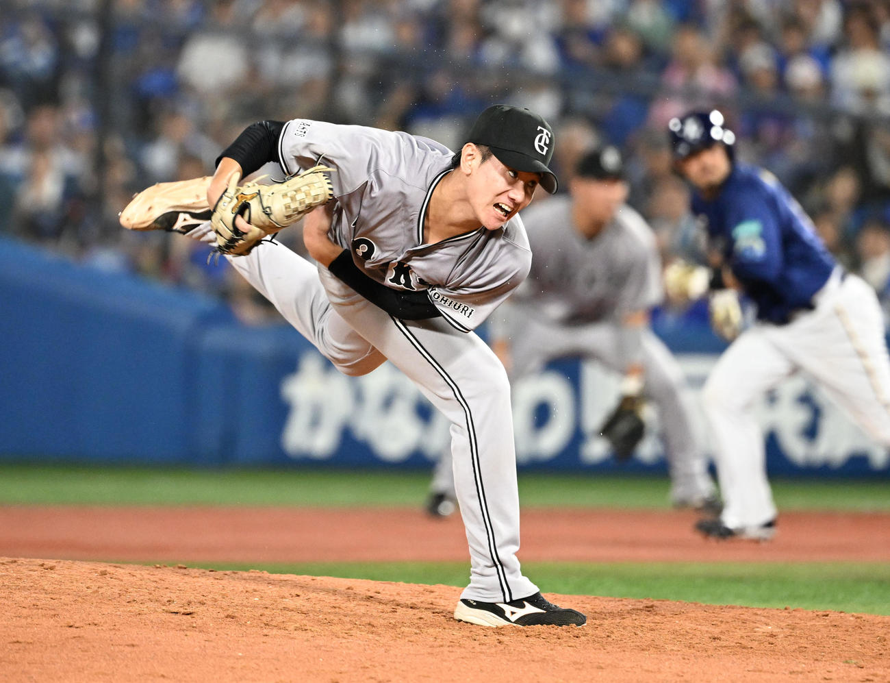DeNA対巨人　6回裏DeNA2死一，二塁、力投する井上（撮影・千葉一成）