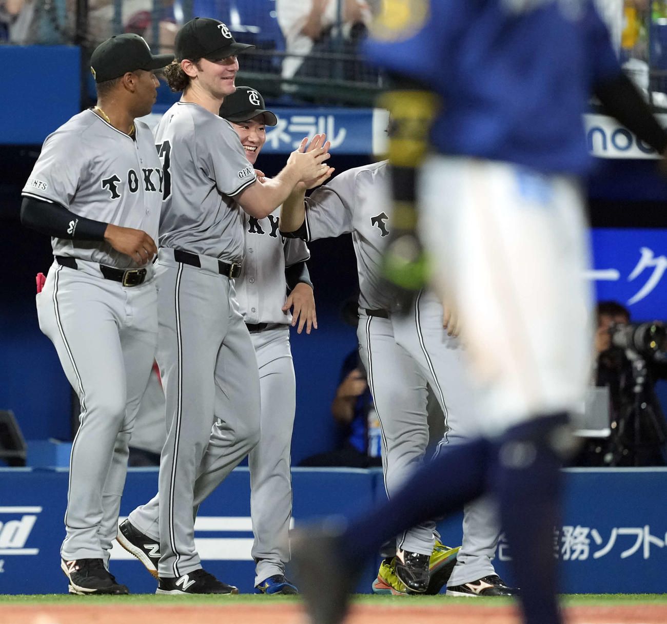DeNA対巨人　DeNAに勝利し今季4勝目を挙げた巨人井上（左から3人目）（撮影・たえ見朱実）