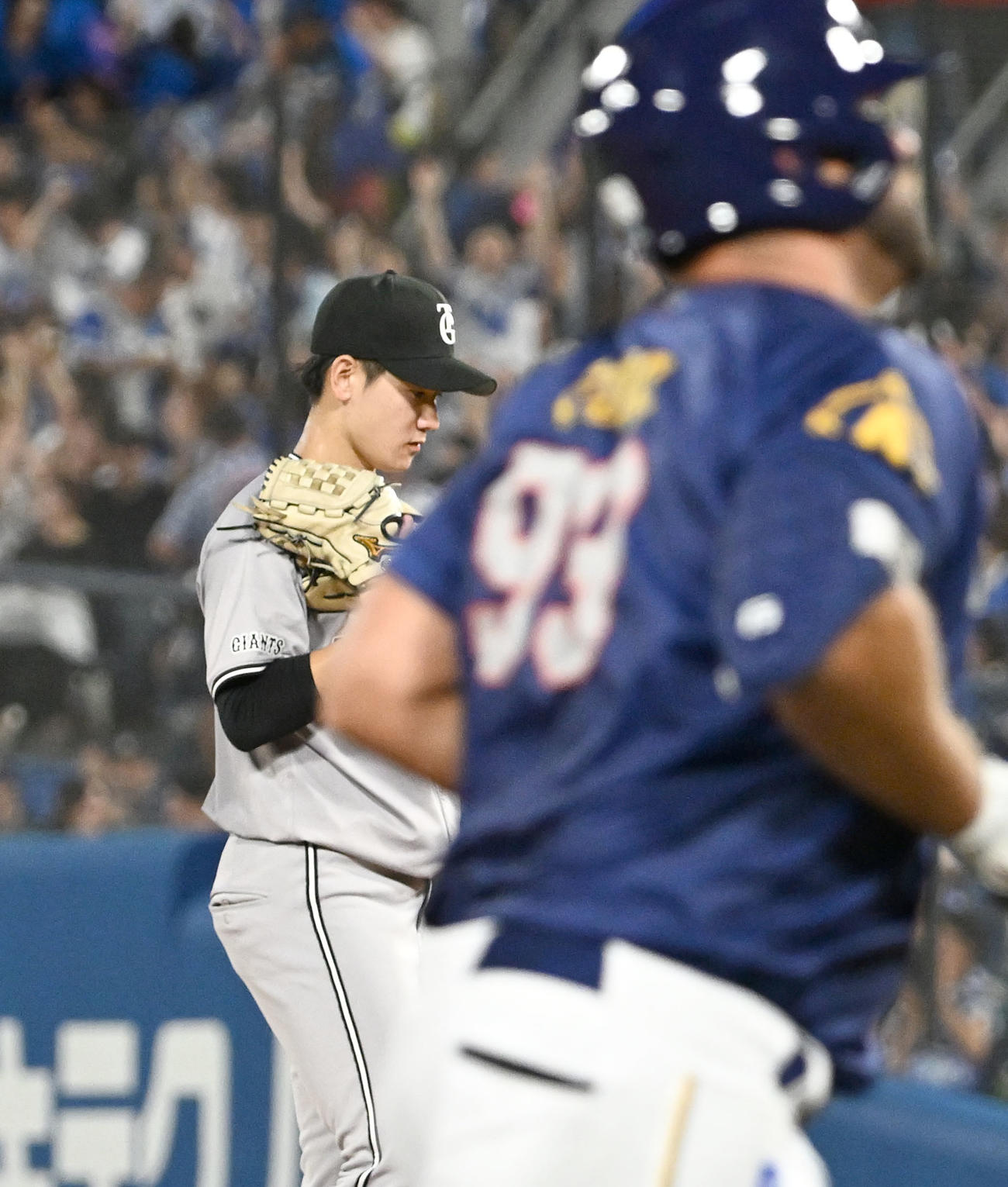 DeNA対巨人　5回裏DeNA2死、フォード（右）から右越えに本塁打を浴びた井上（撮影・千葉一成）