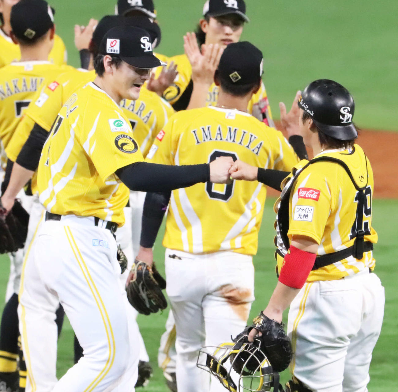 ソフトバンク対オリックス　9回表オリックス2死、セデーニョを遊ゴロに抑え10勝目をあげた有原（手前左）は甲斐とグータッチ（撮影・鬼束羽瑠菜）
