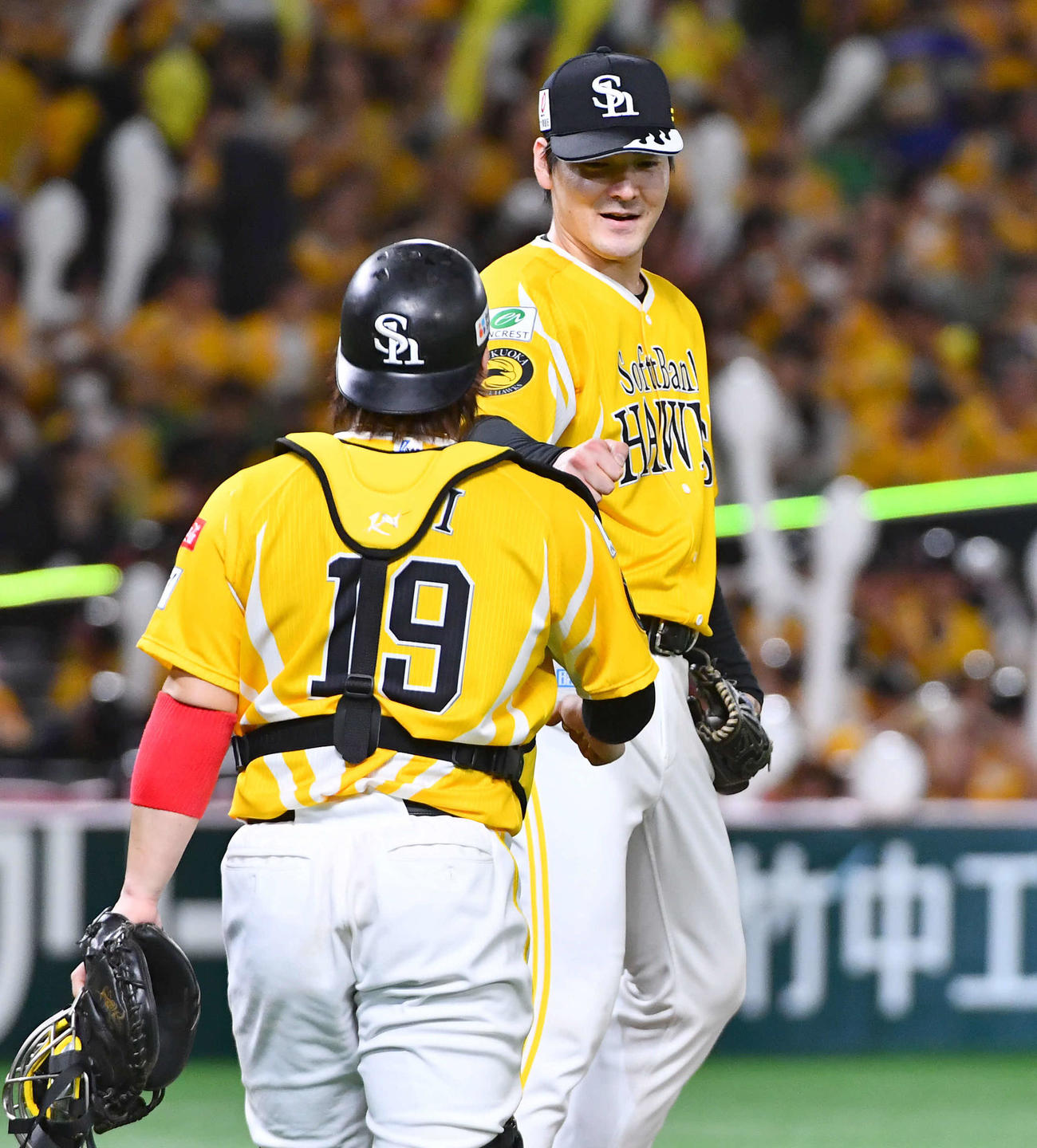 ソフトバンク対オリックス　完封で10勝目を挙げ、笑顔で甲斐（左）とグータッチを交わす有原（撮影・岩下翔太）