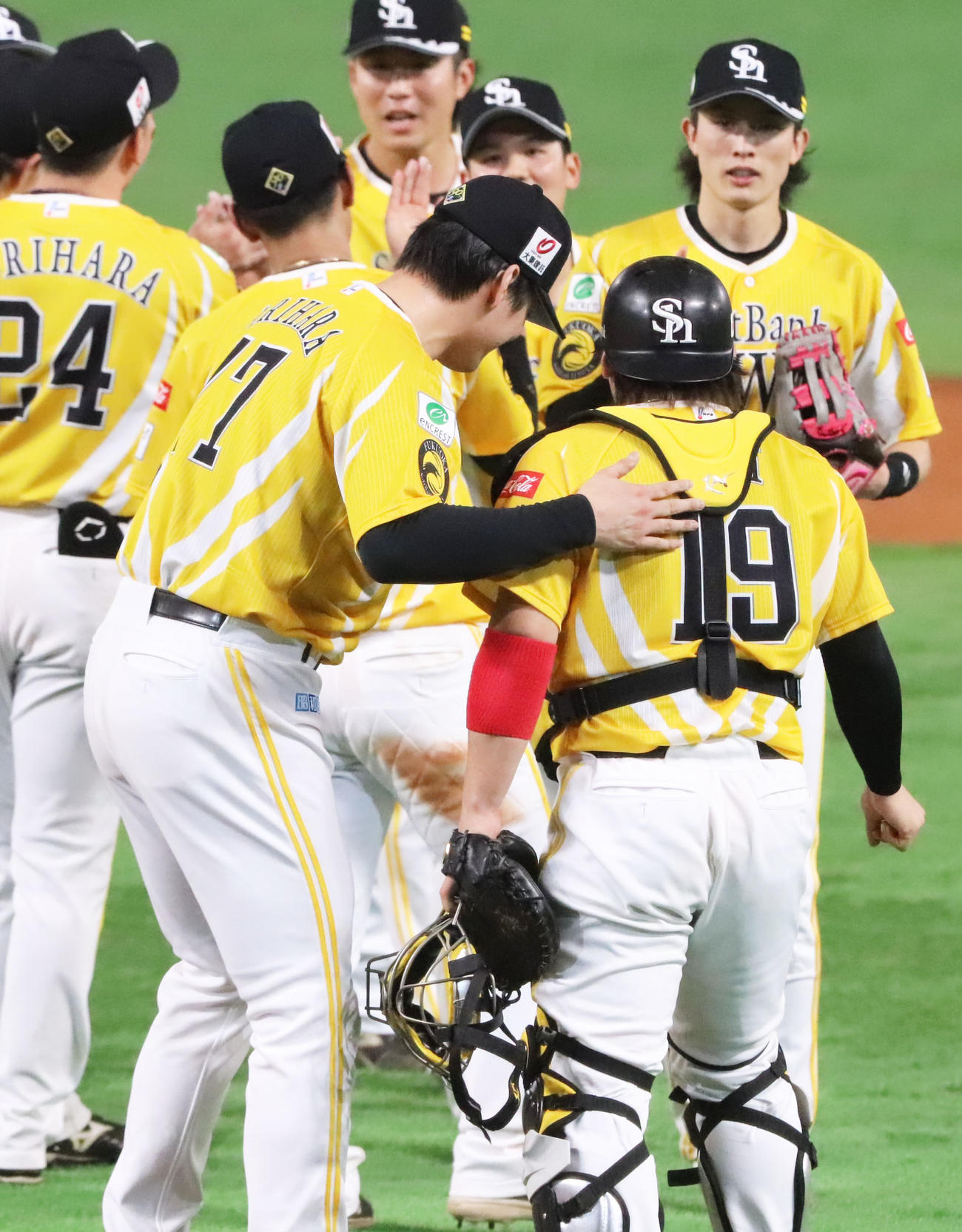 ソフトバンク対オリックス　9回表オリックス2死、セデーニョを遊ゴロに抑え甲斐（手前右）をいたわる有原（撮影・鬼束羽瑠菜）